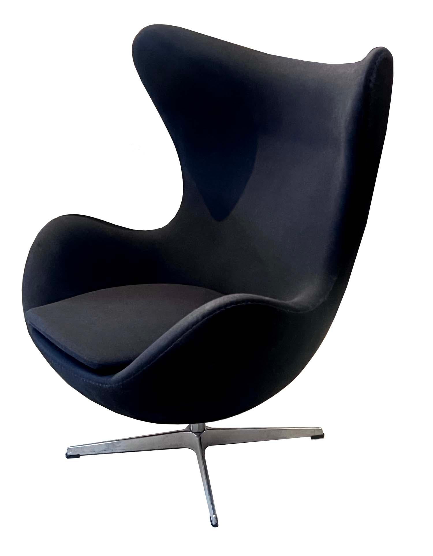 Incredibile coppia di sedie The Egg / Egg Chairs di Fritz Hansen, in perfette condizioni, in tessuto nero intrecciato, questa coppia di sedie è tutta originale e di stile. La sedia Egg di Arne Jacobsen è un capolavoro del design danese. Jacobsen