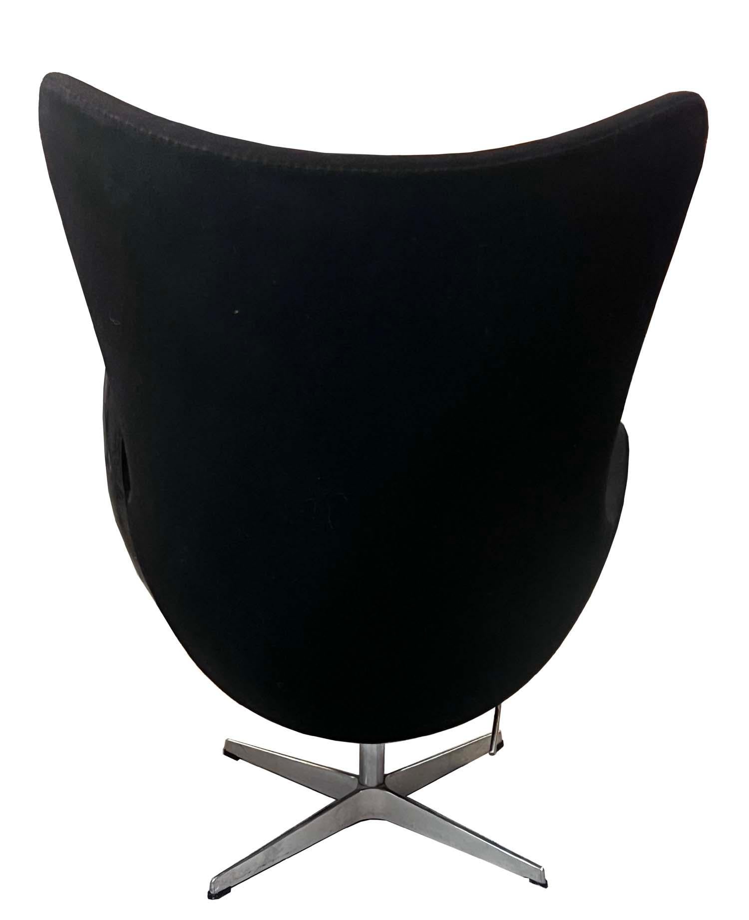 XX secolo Coppia originale di poltrone Egg Chair Fritz Hansen Disegnate da Arne Jacobsen in vendita