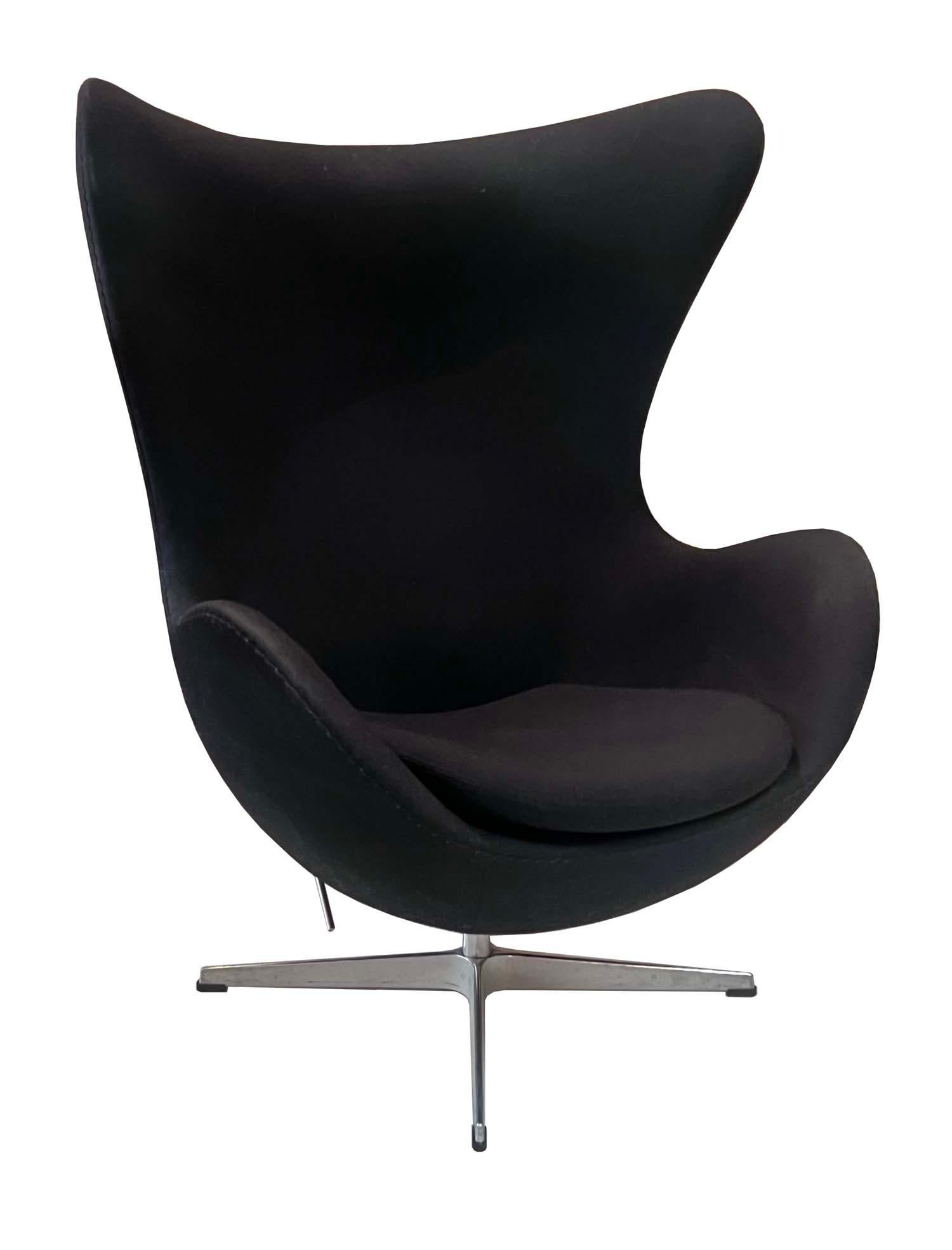Coppia originale di poltrone Egg Chair Fritz Hansen Disegnate da Arne Jacobsen in vendita 1
