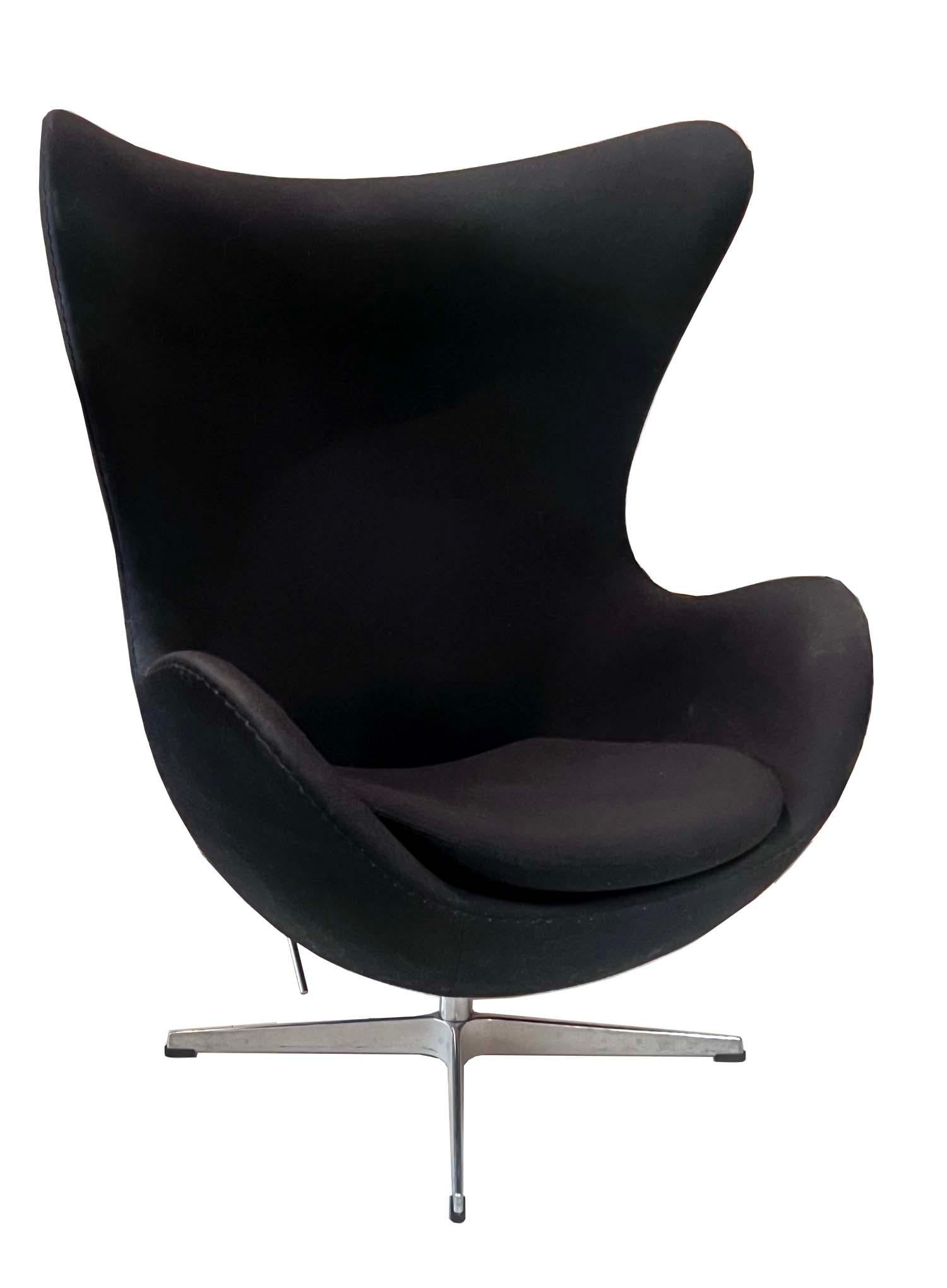 Coppia originale di poltrone Egg Chair Fritz Hansen Disegnate da Arne Jacobsen in vendita 2