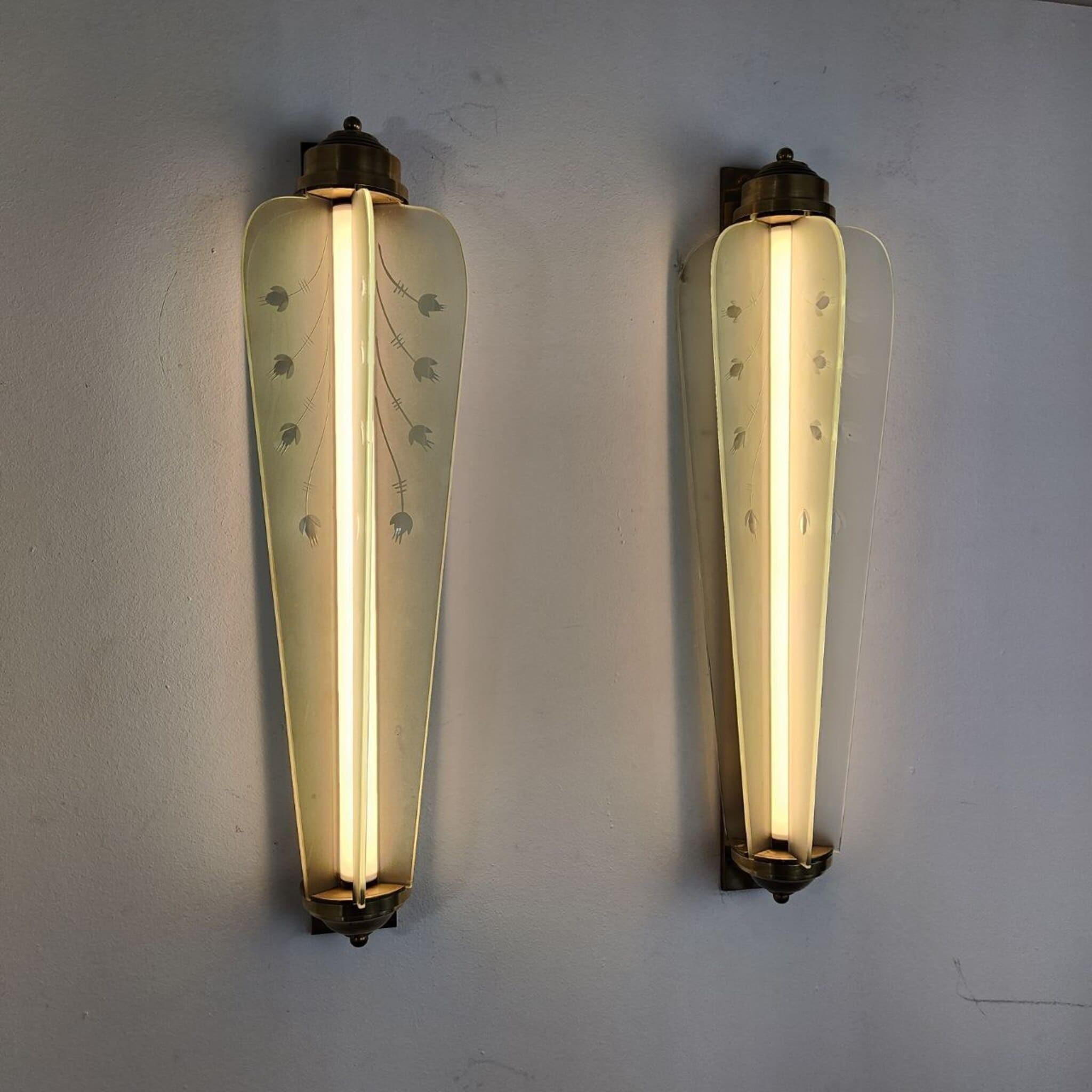 Original Paar französische Art Deco Wandleuchten aus Messing und Glas, 1930er Jahre 4