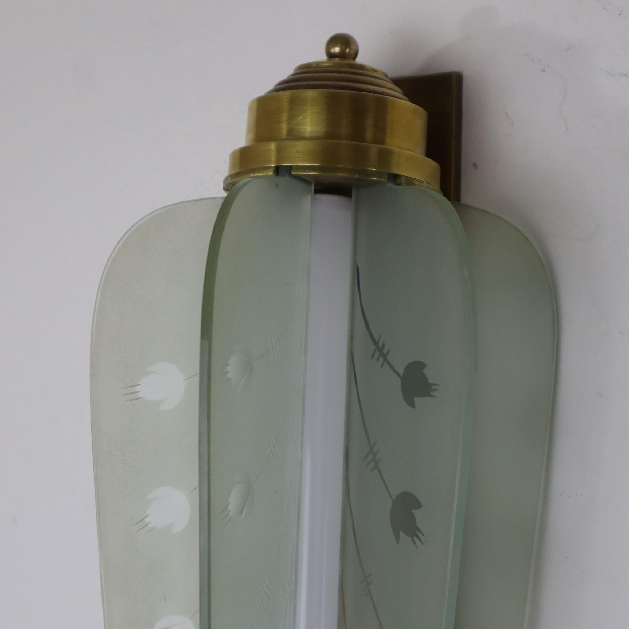 Original Paar französische Art Deco Wandleuchten aus Messing und Glas, 1930er Jahre

Diese französischen Art-Déco-Wandleuchten, die in den 1930er Jahren in Frankreich hergestellt wurden, sind ein tadelloses Beispiel für Eleganz und Raffinesse. Die