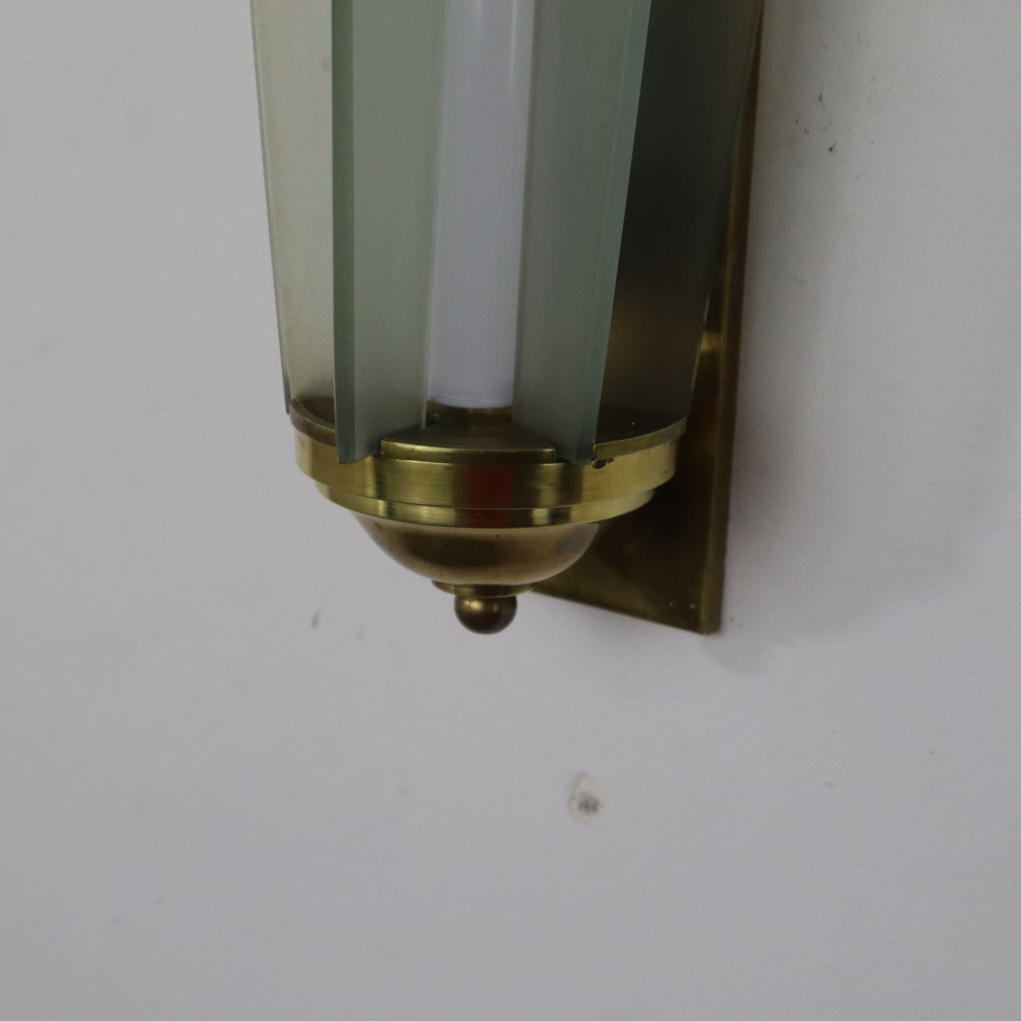 Original Paar französische Art Deco Wandleuchten aus Messing und Glas, 1930er Jahre (Art déco)