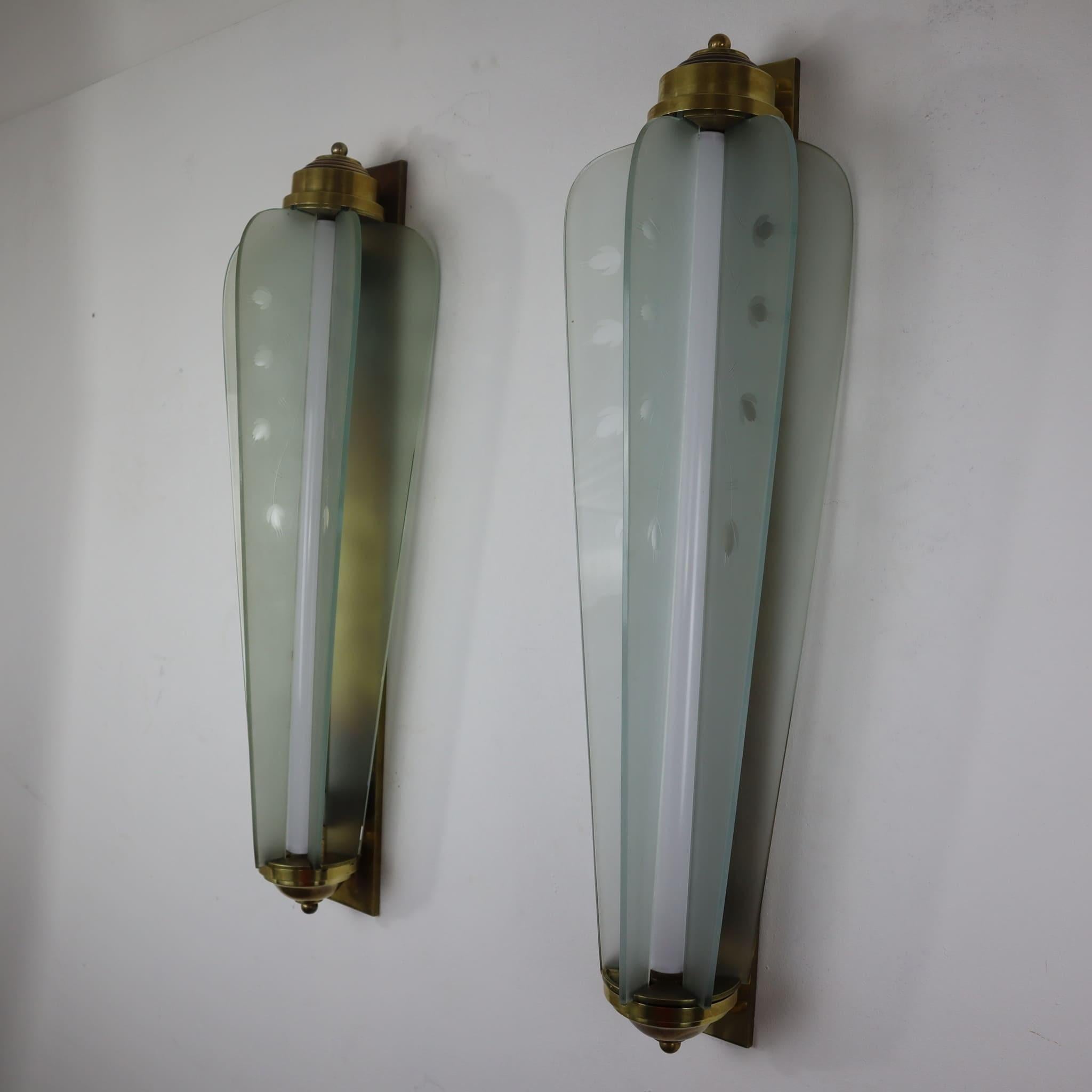 Original Paar französische Art Deco Wandleuchten aus Messing und Glas, 1930er Jahre (Französisch)