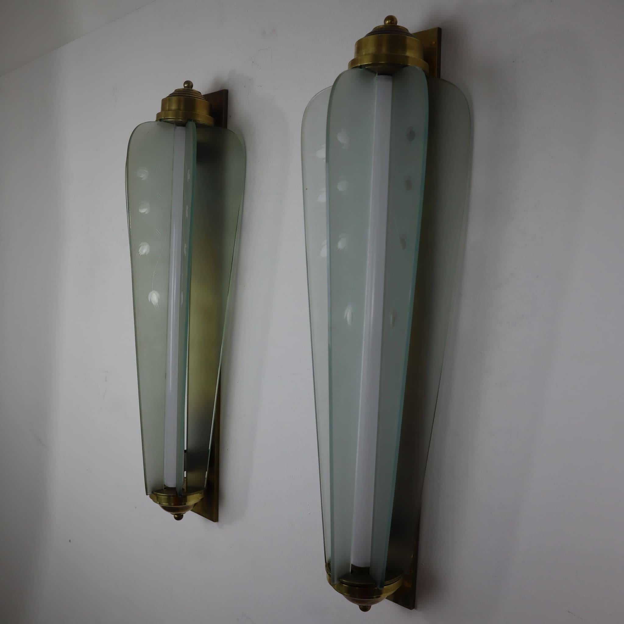 Original Paar französische Art Deco Wandleuchten aus Messing und Glas, 1930er Jahre im Zustand „Gut“ in Nicolosi, IT