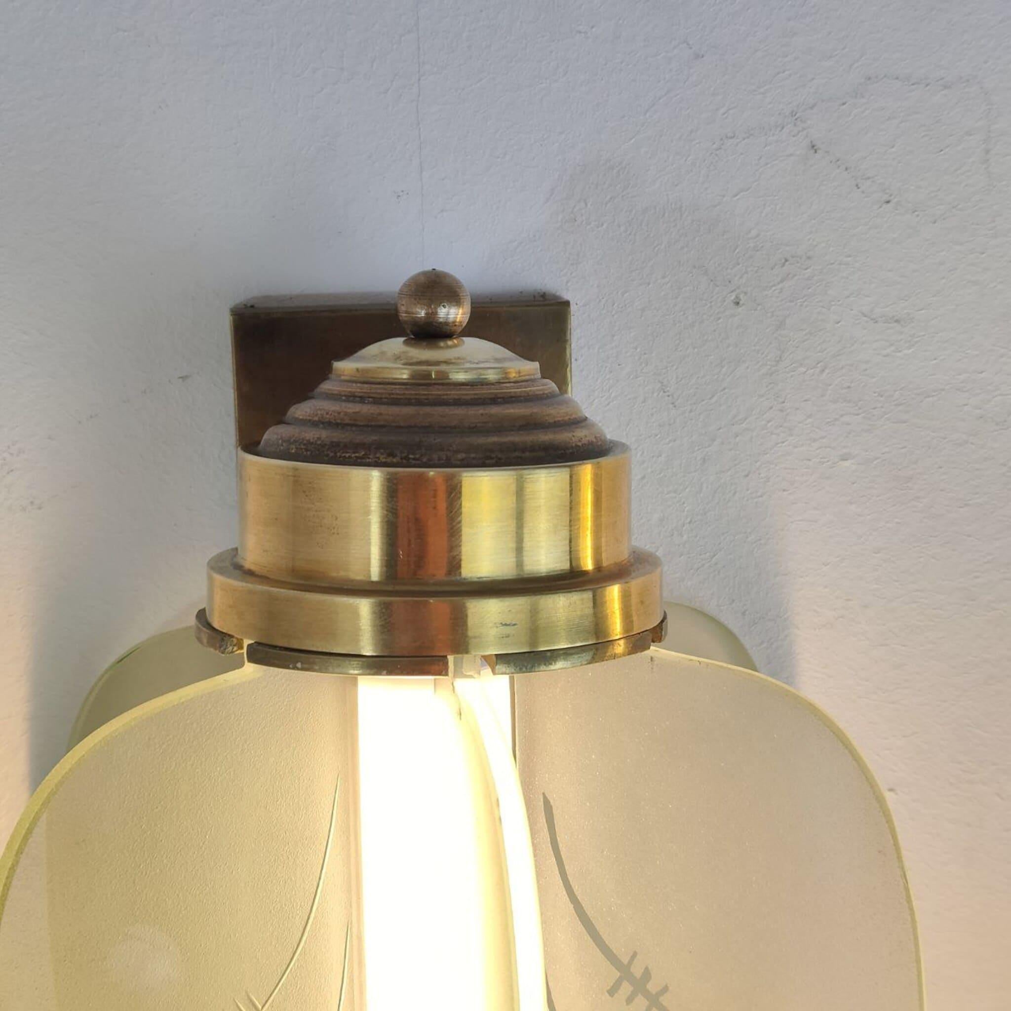 Original Paar französische Art Deco Wandleuchten aus Messing und Glas, 1930er Jahre (Mitte des 20. Jahrhunderts)