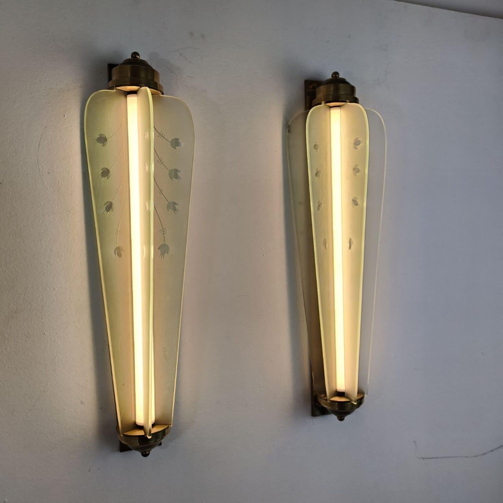 Original Paar französische Art Deco Wandleuchten aus Messing und Glas, 1930er Jahre 1