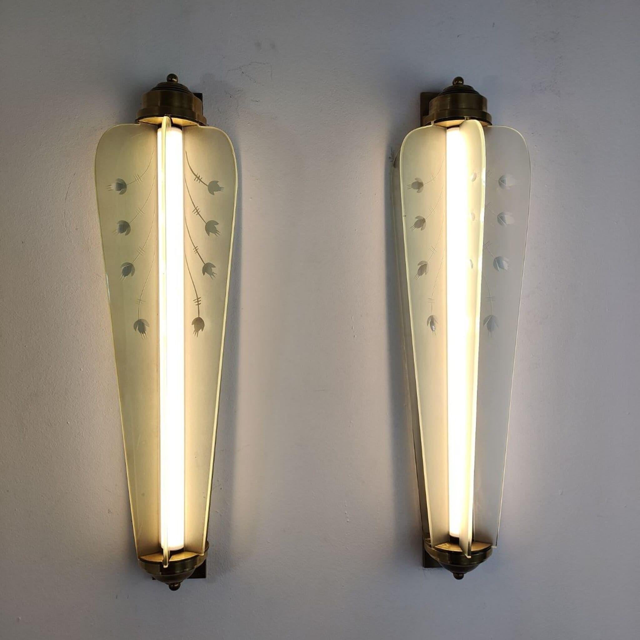Original Paar französische Art Deco Wandleuchten aus Messing und Glas, 1930er Jahre 2