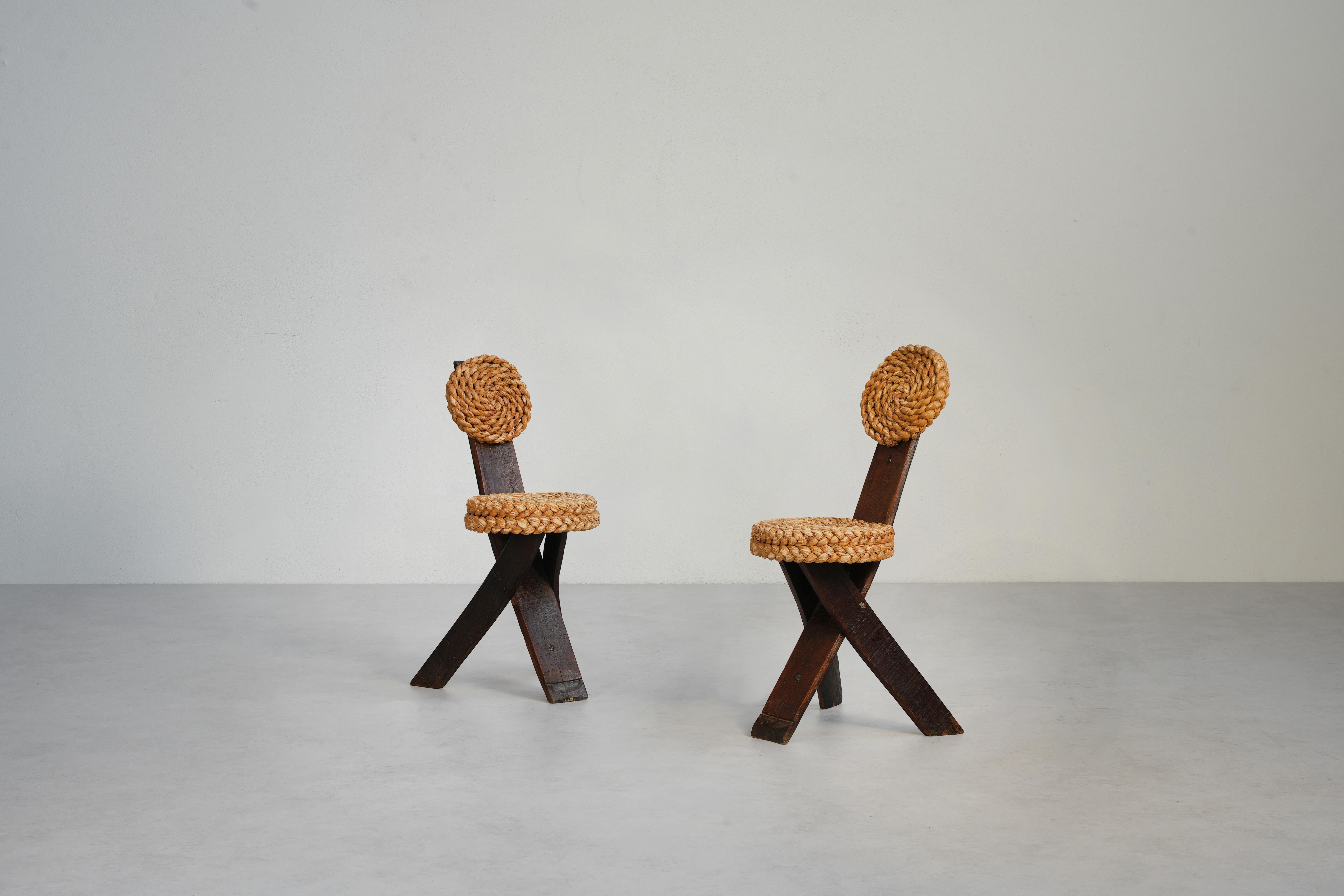 Absolutely stunning set of rope and wood chairs designed by Frida Minet and Adrien Audoux, hailing from 1950s France. These distinctive artistic chairs showcase the quintessential modernist shaping of Audoux et Minet, featuring a minimalist frame