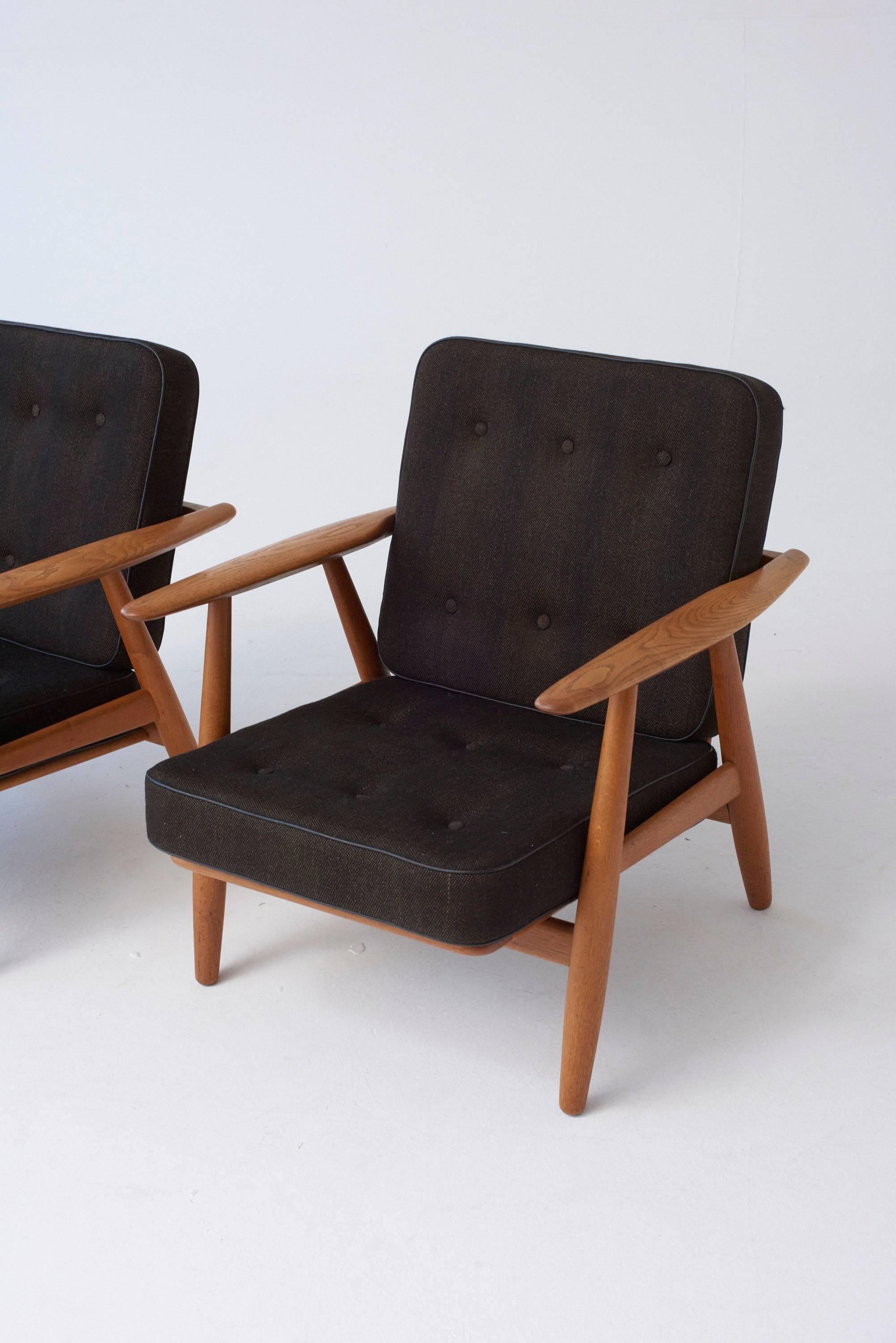 Original Pair of Hans Wegner GE-240 Cigar Chairs, Denmark, 1960s In Excellent Condition In London, GB