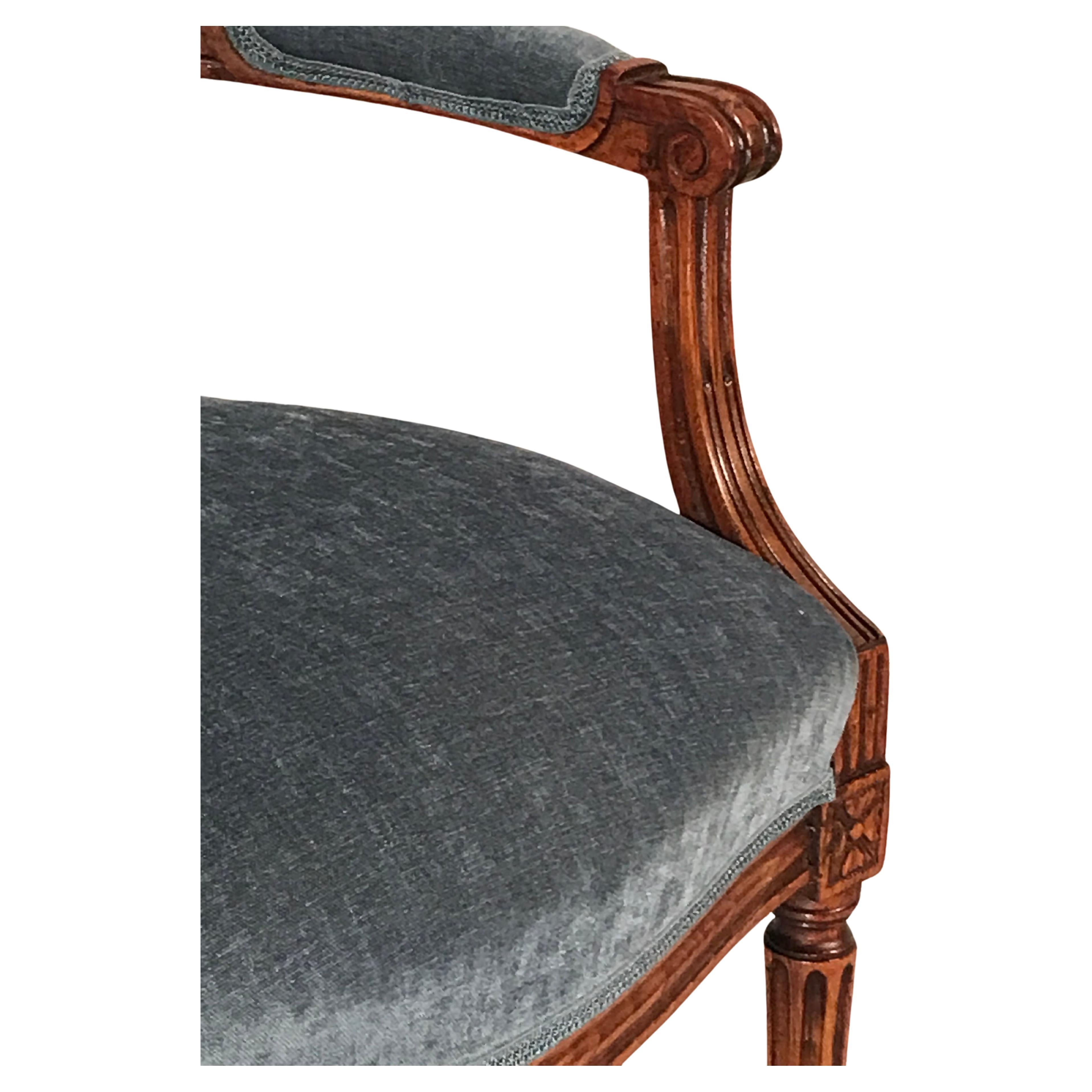 Dieses Paar originaler Louis XVI-Sessel stammt aus den Jahren 1780-1790 und kommt aus Frankreich. Die eleganten Stühle haben einen handgeschnitzten Buchenholzrahmen. Sie stehen auf kannelierten Beinen und haben schön geschnitzte Details an den