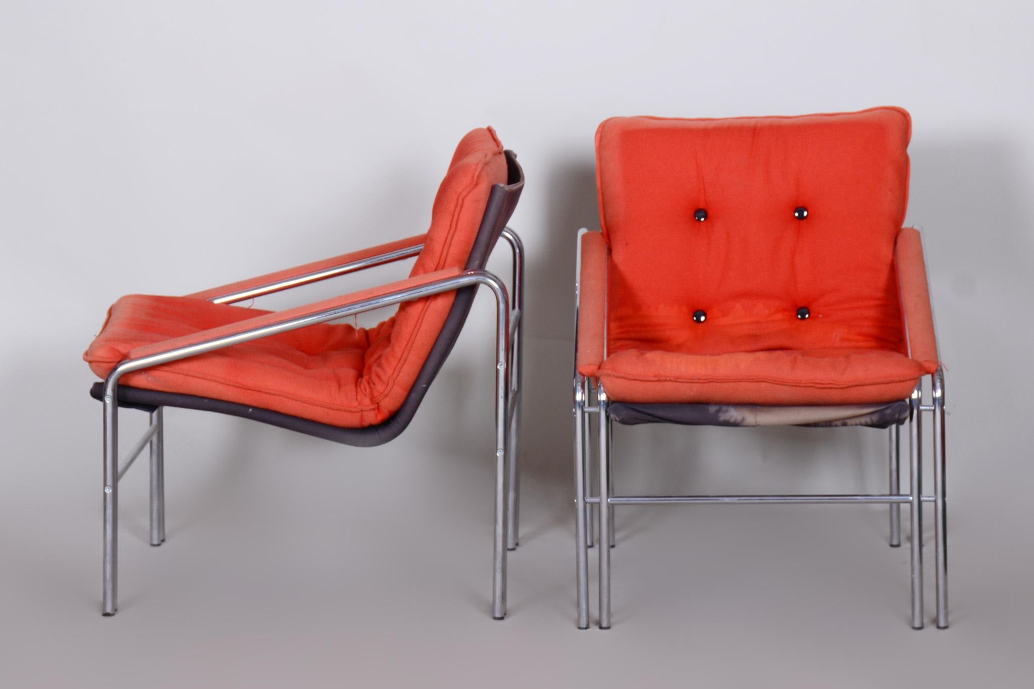 Paire de fauteuils originaux du milieu du siècle dernier

Source : Tchécoslovaquie 
Période : 1960-1969
MATERIAL : Acier chromé, Tissu

Très bien conservé.
Le chrome est en excellent état.
Les tissus d'ameublement ont été nettoyés par des