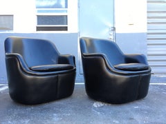 Paire originale de chaises longues pivotantes Nicos Zographos:: cuir noir:: rare