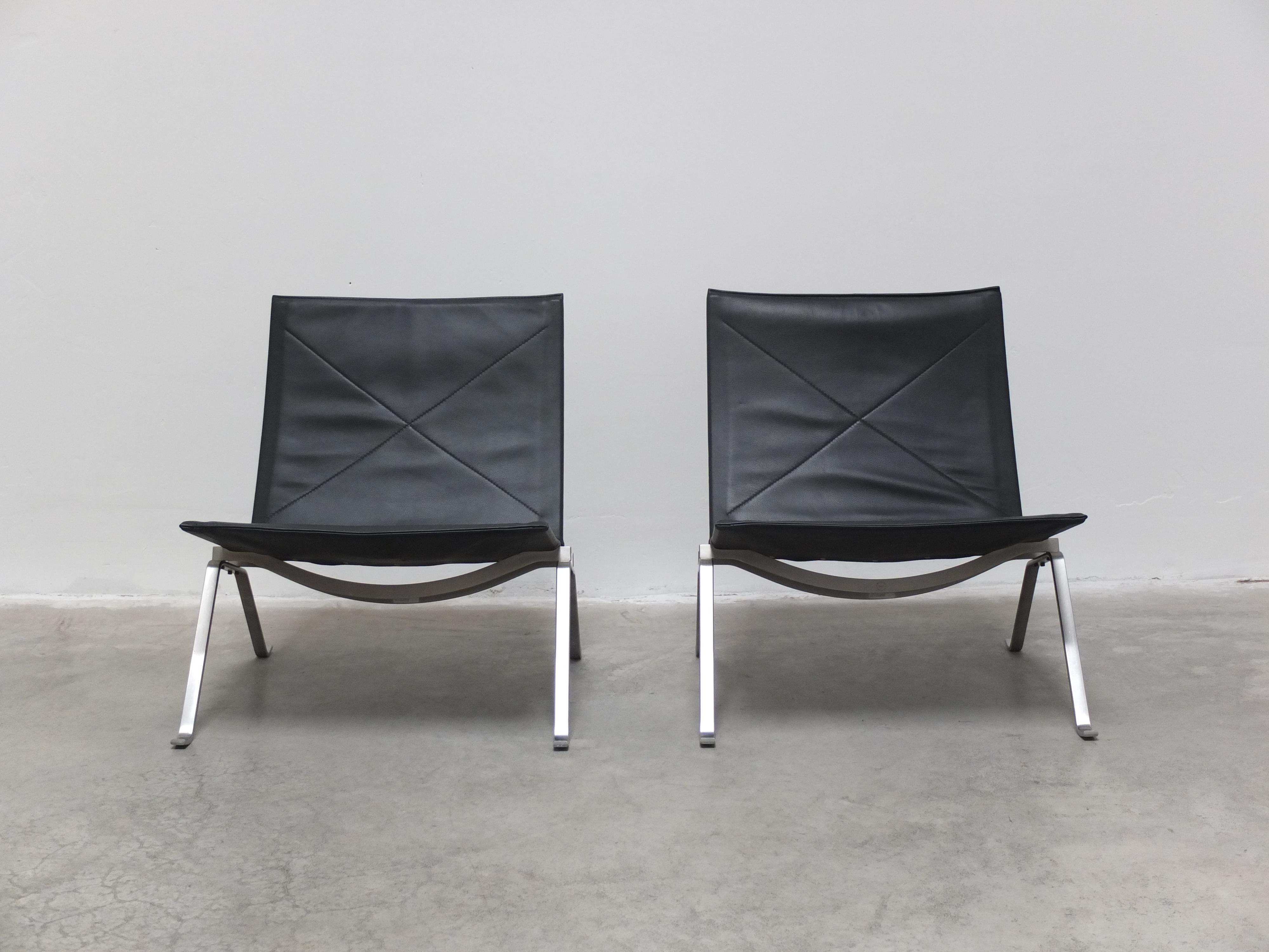 Great original pair of ‘PK22’ easy chairs designed by Poul Kjærholm in 1956. This is a beautiful black leather edition produced by Fritz Hansen in 2006 with the maker’s logo present. Great minimalist design with high-end materials and perfect