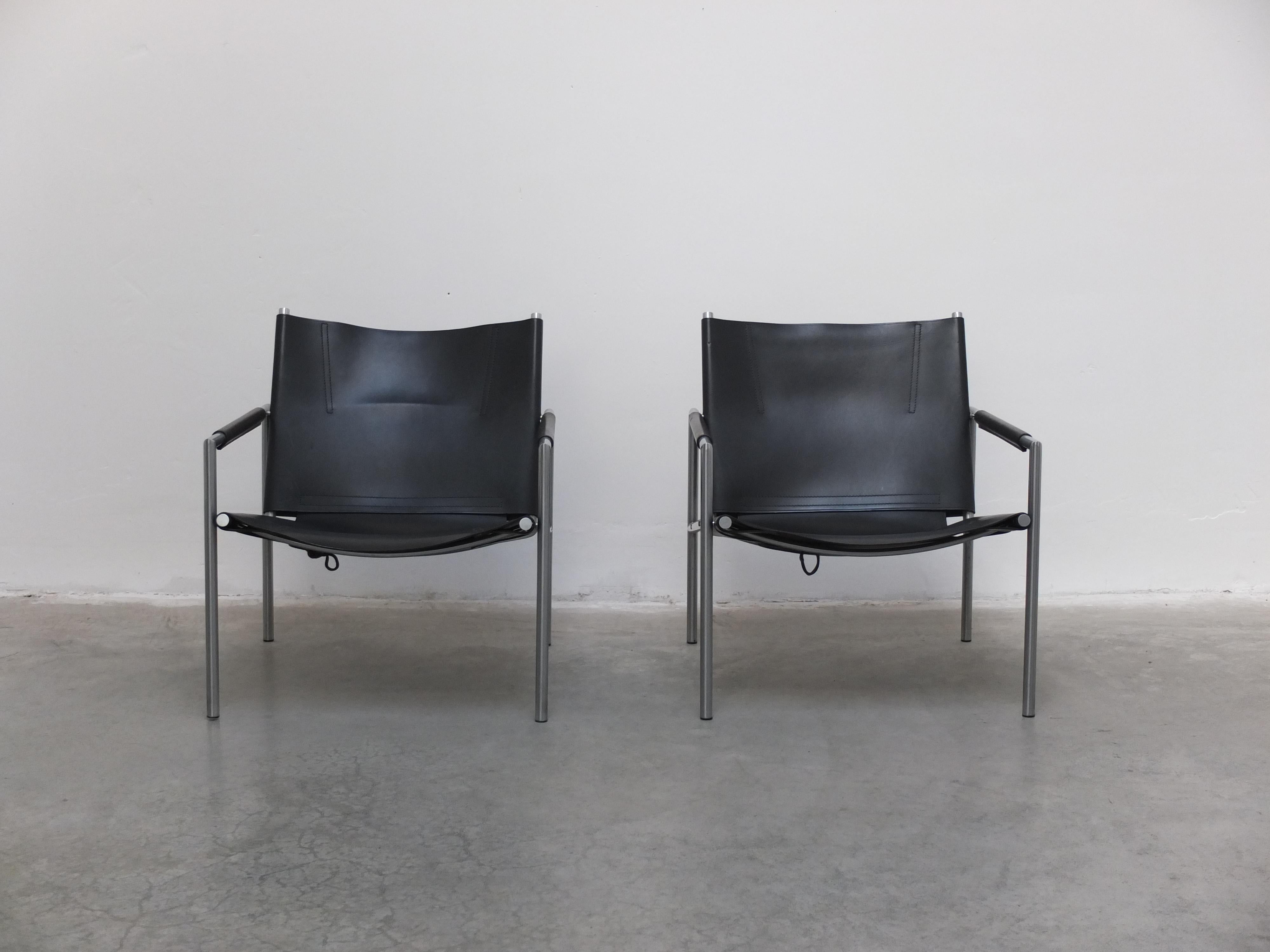 Beautiful pair of modernist ‘SZ02’ lounge chairs designed by Martin Visser for ‘t Spectrum (Holland) in 1960. These early examples date from the 1970s and still have the original black saddle leather with normal wear and a nice patina thanks to age