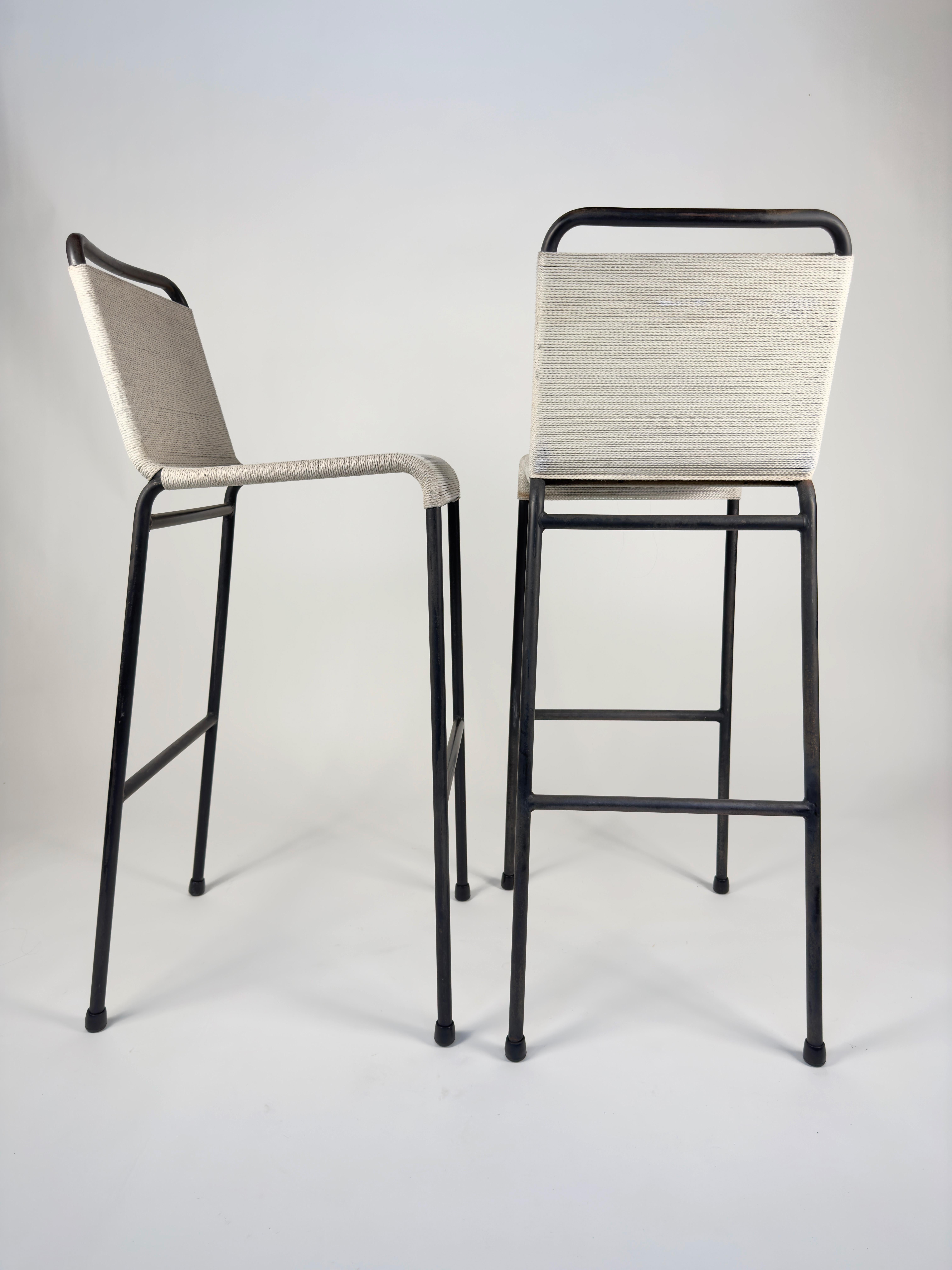 Chaises Hendrik Van Keppel et Taylor Green, rare paire de tabourets de bar VKG, 1950.
Cette rare et étonnante paire de tabourets de Hendrik Van Keppel et Taylor Green se compose de cordes tressées à la main et de cadres en fer forgé avec une
