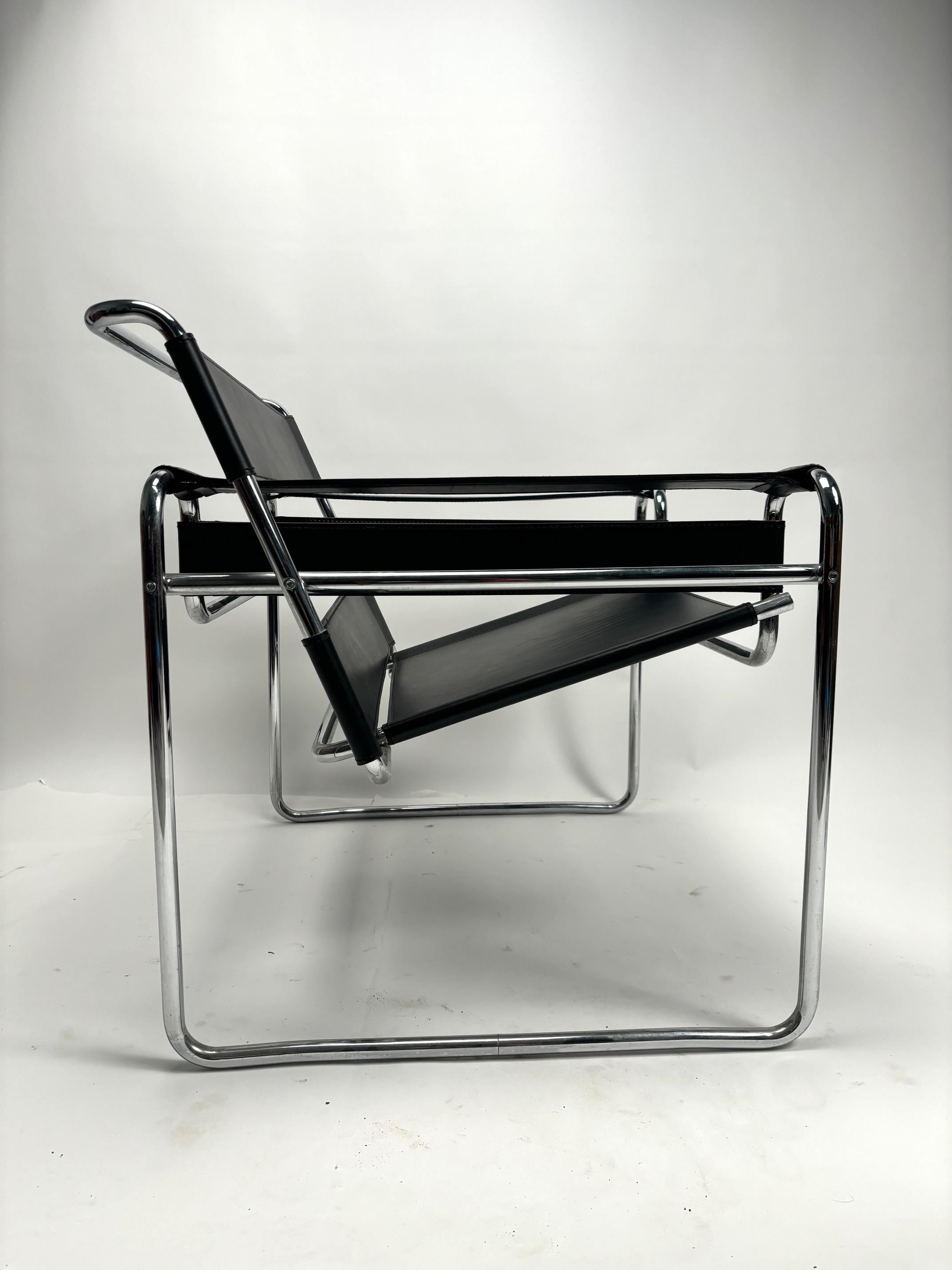 Marcel Breuer, Wassilly Armchair for Gavina, Vintage Original Version, Italy 1970s (Signed)

The Wassily armchair, one of the most iconic and sophisticated Bauhaus armchairs, designed by Marcel Breuer in 1925-1926, also known as the 'B3' chair. 
