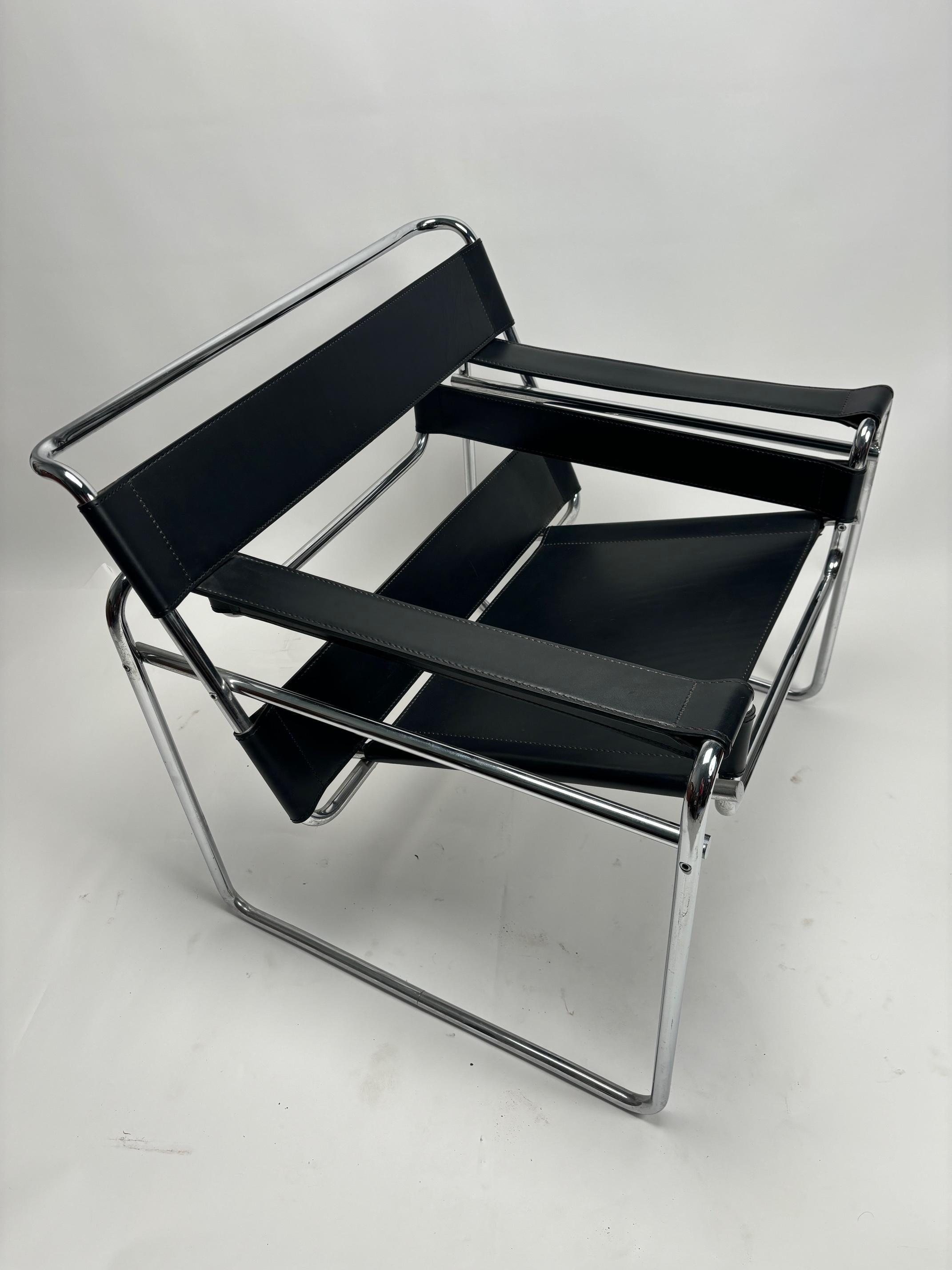 Bauhaus Original Pair of Wassily Armchairs by Marcel Breuer for Gavina, 1970s (Signed) in vendita
