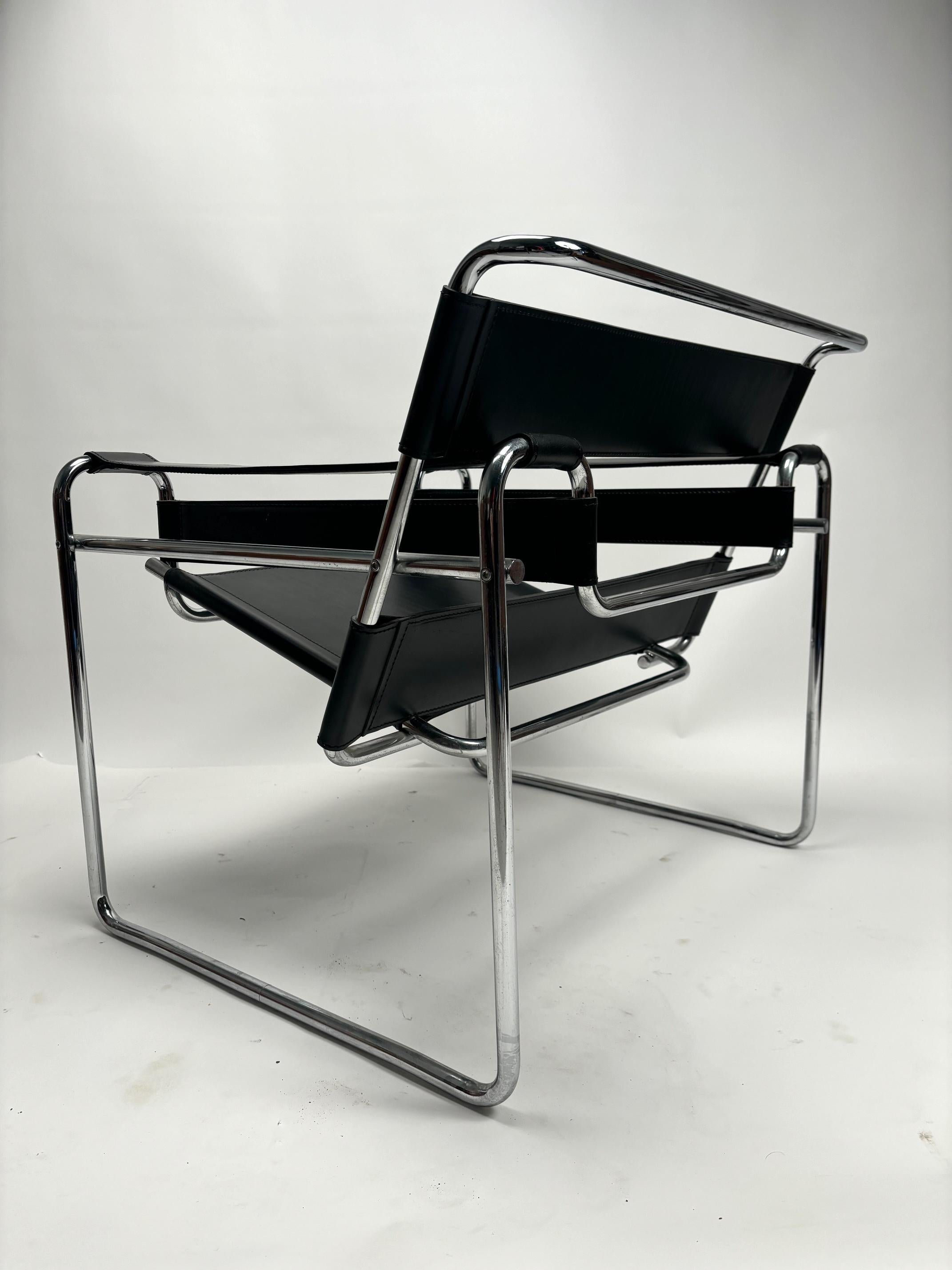Italiano Original Pair of Wassily Armchairs by Marcel Breuer for Gavina, 1970s (Signed) in vendita