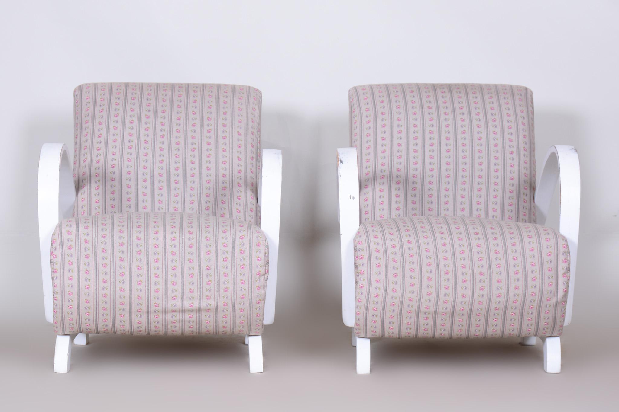 Original pair of white Art Deco beech armchairs.

Source: Czechia. 
Period: 1930-1939.
Material: Beech, Fabric.

Original preserved upholstery.
The fabric has been professionally cleaned.