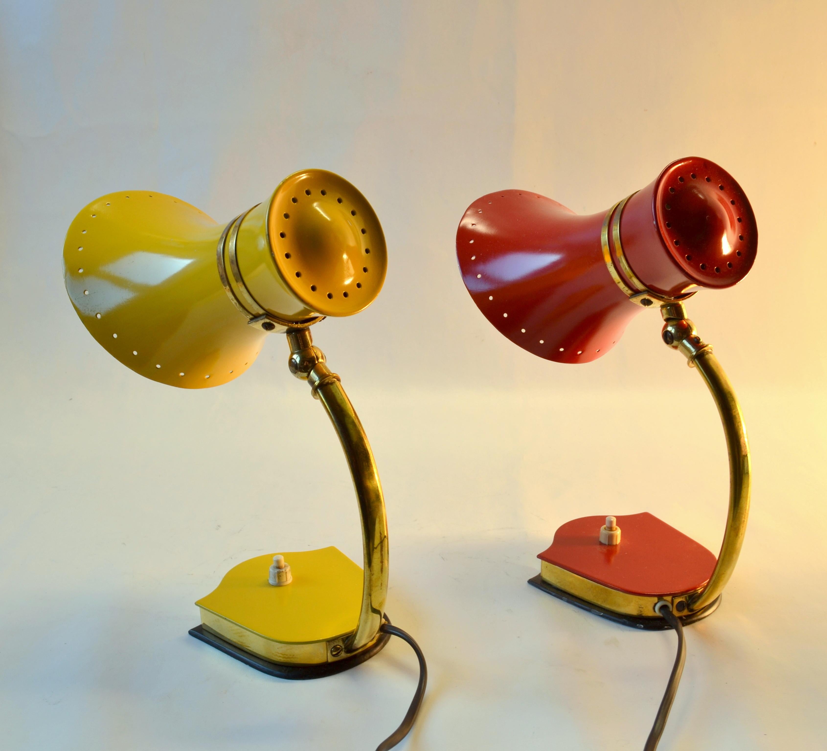 Paire de lampes de bureau italiennes Stilnovo rouge, jaune et laiton des années 1960 en vente 4