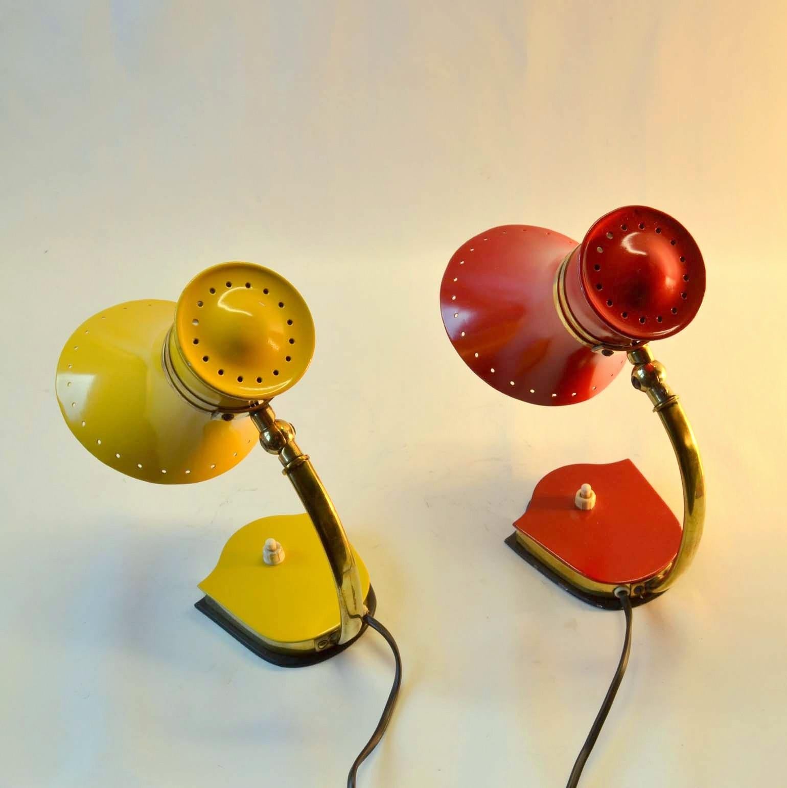 Paire de lampes de bureau italiennes Stilnovo rouge, jaune et laiton des années 1960 en vente 5