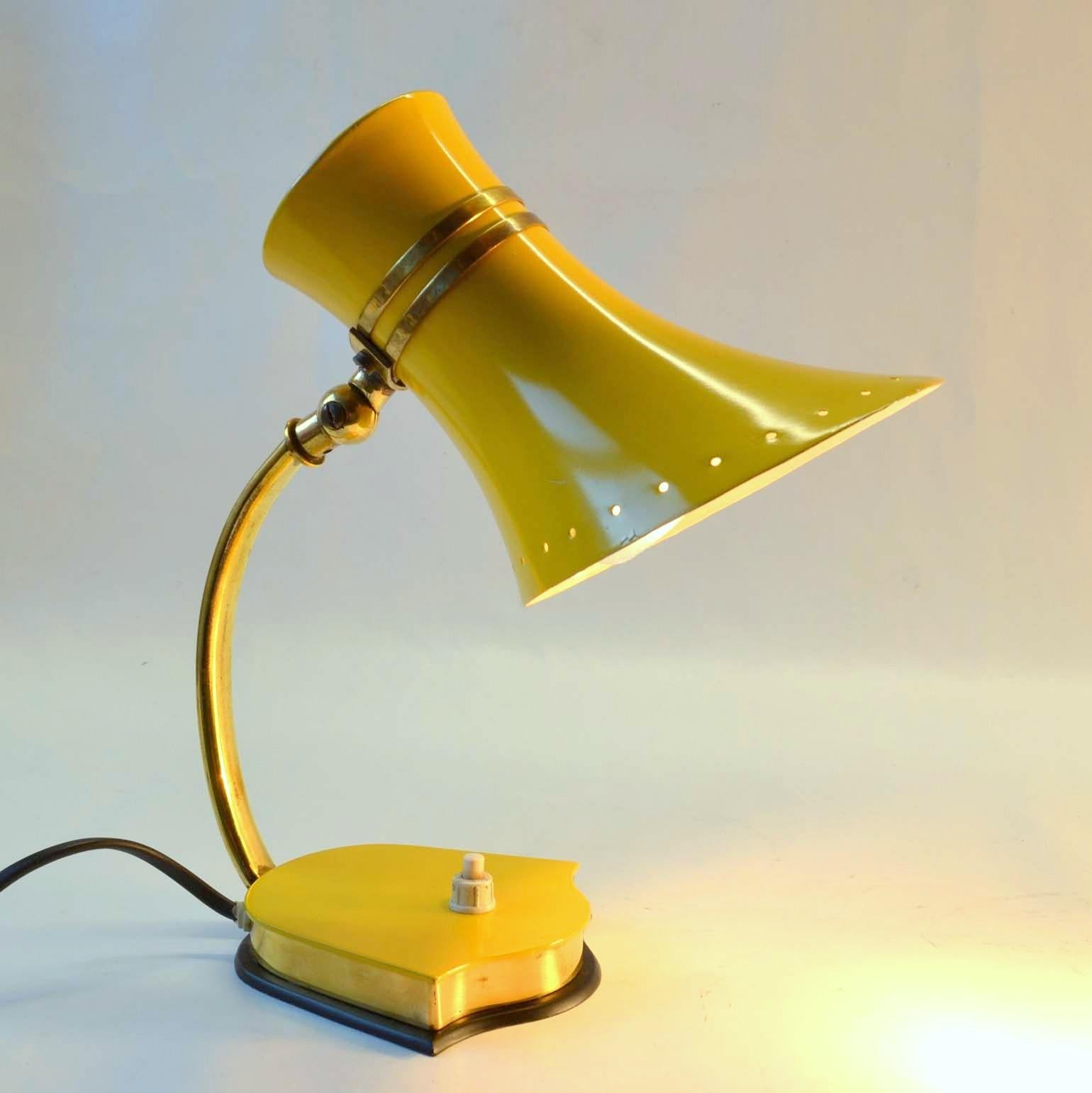 Paire de lampes de bureau italiennes Stilnovo rouge, jaune et laiton des années 1960 en vente 7