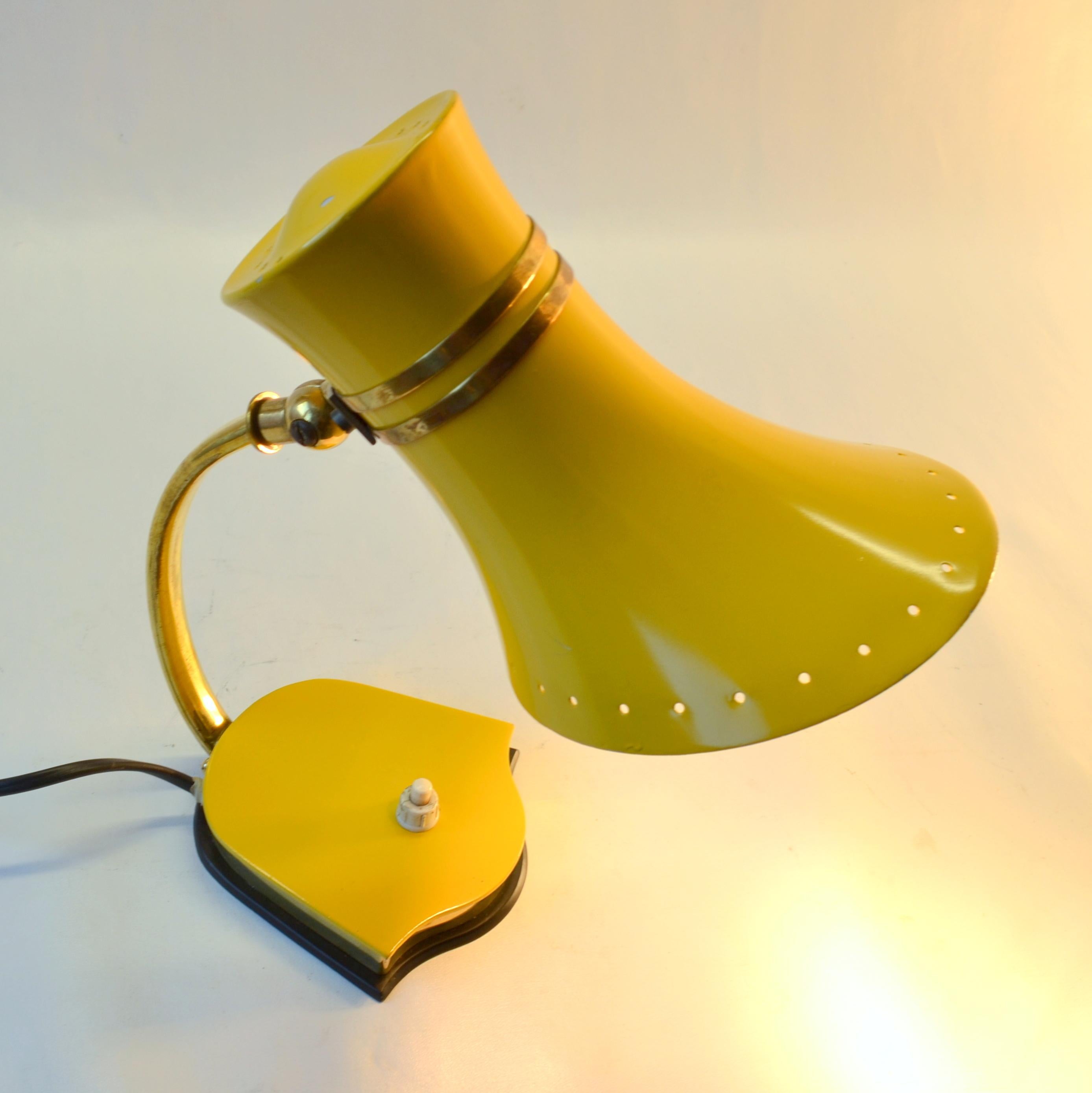 Paire de lampes de bureau italiennes Stilnovo rouge, jaune et laiton des années 1960 en vente 9