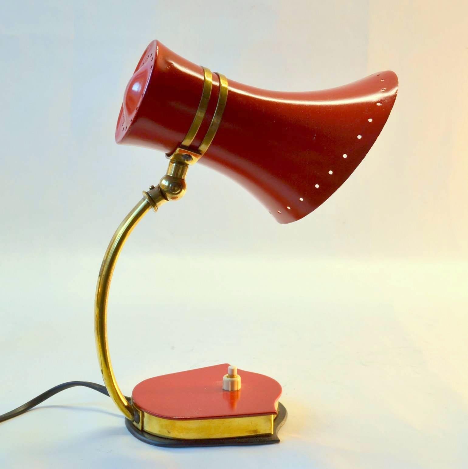 Mid-Century Modern Paire de lampes de bureau italiennes Stilnovo rouge, jaune et laiton des années 1960 en vente