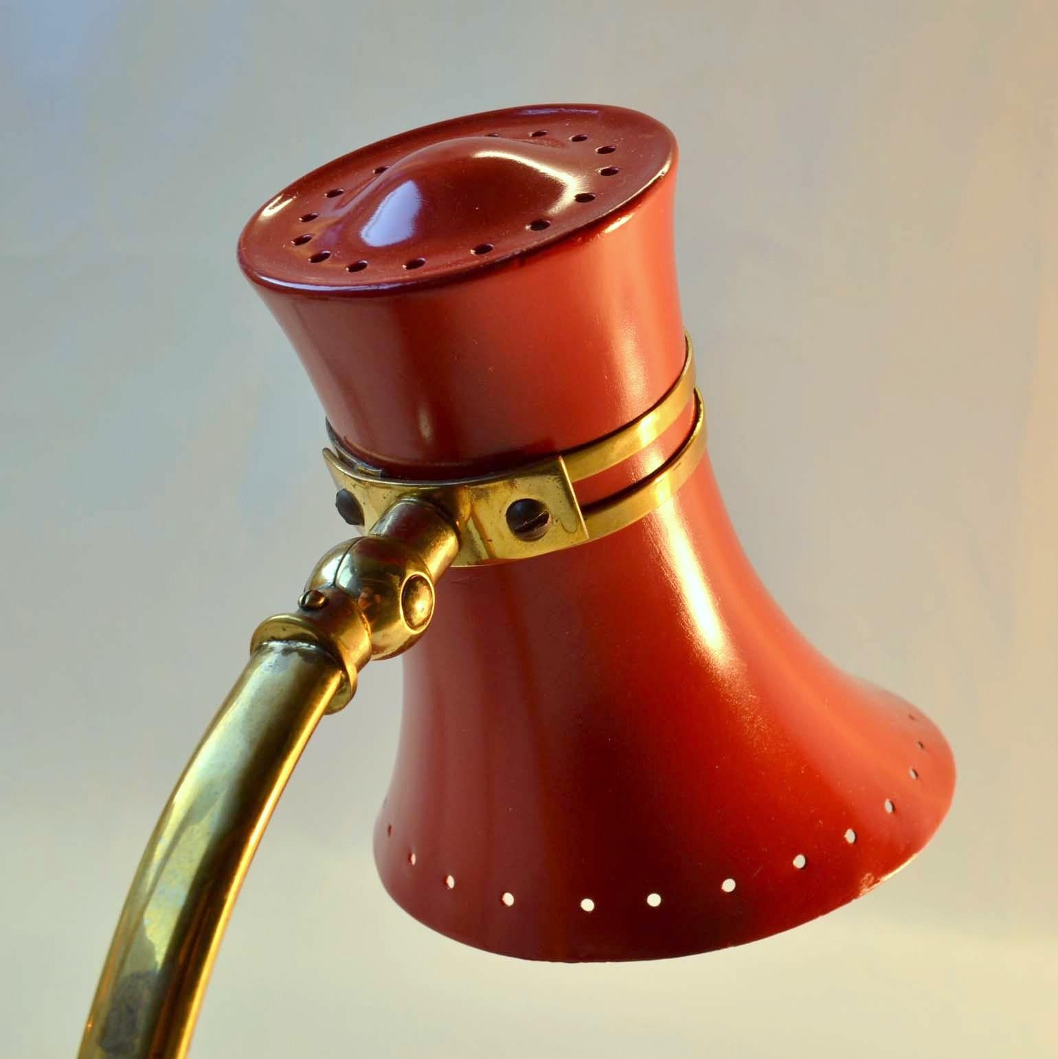 Milieu du XXe siècle Paire de lampes de bureau italiennes Stilnovo rouge, jaune et laiton des années 1960 en vente