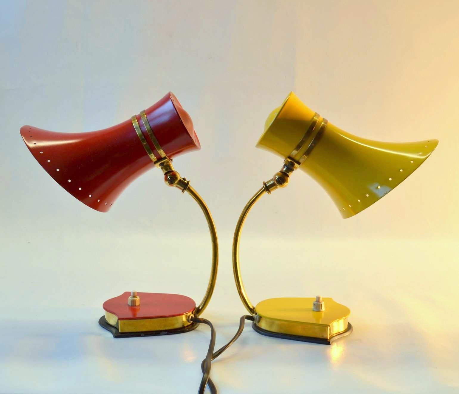Paire de lampes de bureau italiennes Stilnovo rouge, jaune et laiton des années 1960 en vente 2