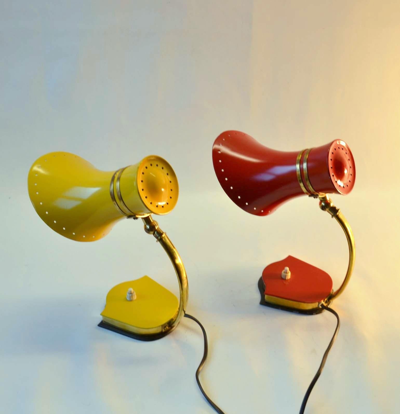 Paire de lampes de bureau italiennes Stilnovo rouge, jaune et laiton des années 1960 en vente 3