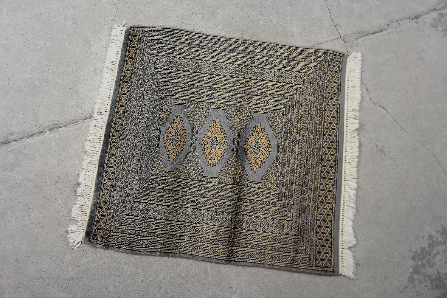 Original Pakistani Hand-Woven Wool, Cashmere Blue & Grey Bukhara Rug, 1960s In Good Condition For Sale In Warszawa, Mazowieckie
