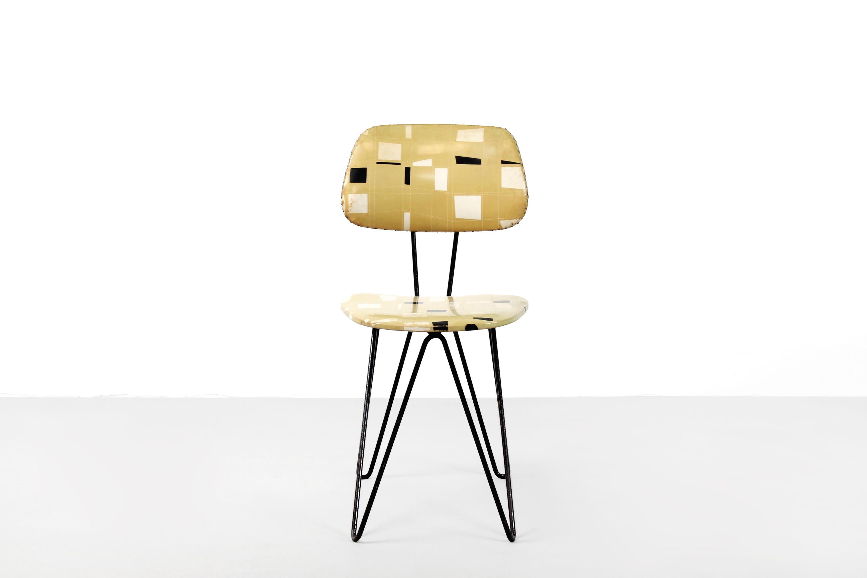 Cette chaise au design minimaliste hollandais, rare et difficile à trouver, a été conçue par Cees Braakman dans les années 1950 et porte le nom de modèle SM01. La chaise a une structure en métal et l'assise et le dossier sont tapissés dans le faux