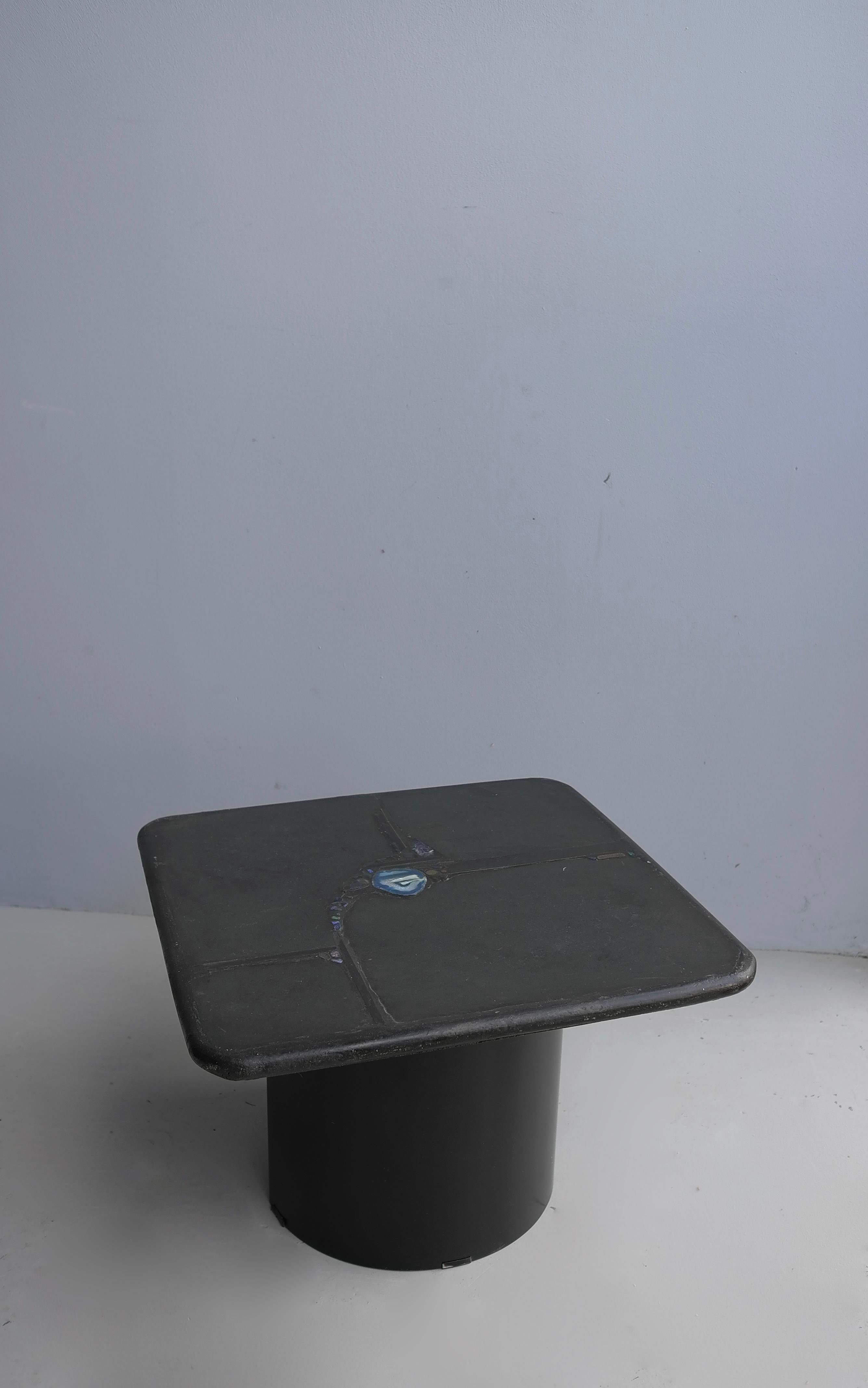 Il s'agit d'une pièce unique réalisée par le célèbre designer et sculpteur néerlandais Paul Kingma. La table est faite d'ardoise noire et de pierre, de grandes pierres d'agate bleue et de détails en laiton reposant sur une base en béton. Signé et