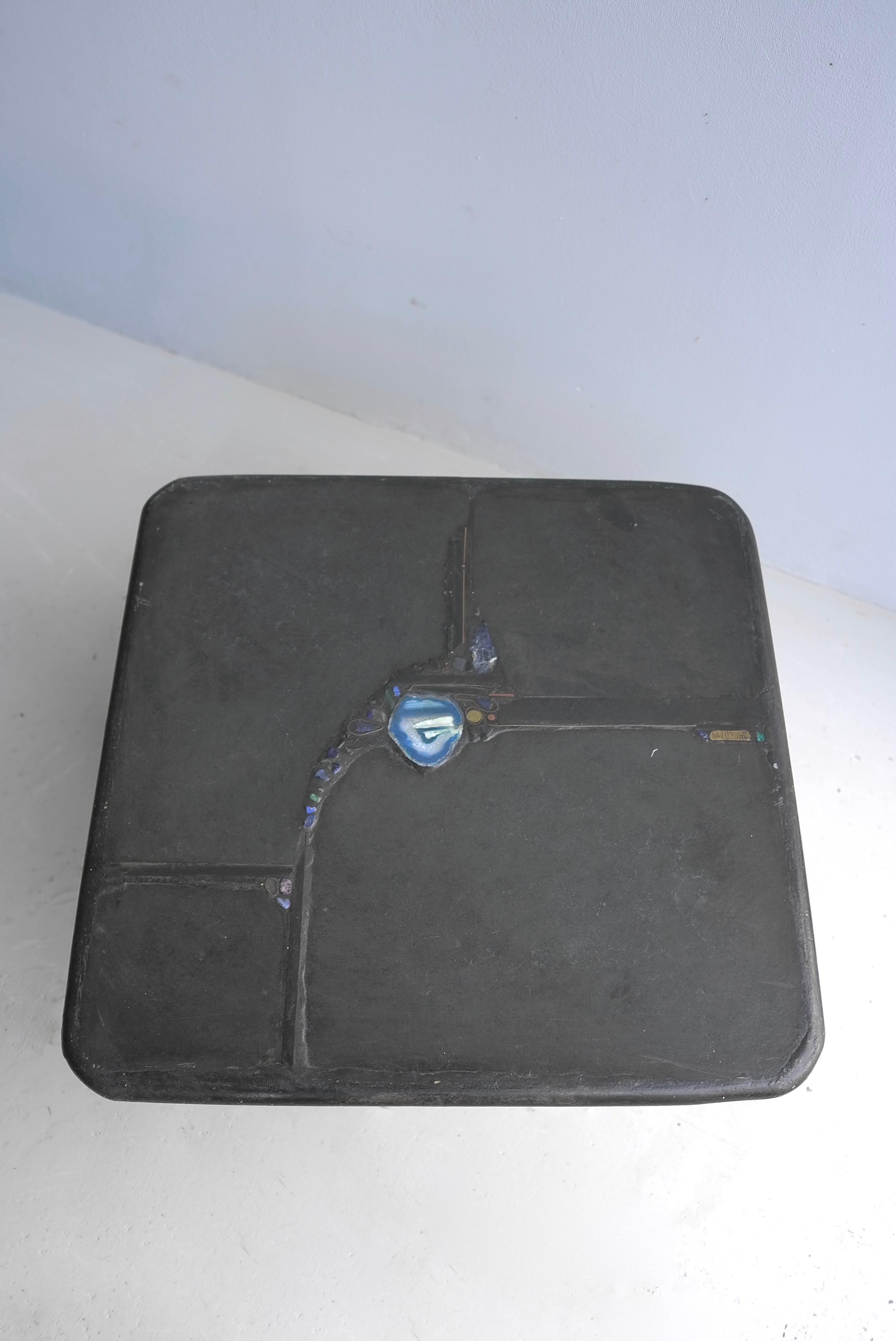 Mid-Century Modern Table d'appoint originale Paul Kingma Art, Agate bleue, laiton et pierre noire en vente