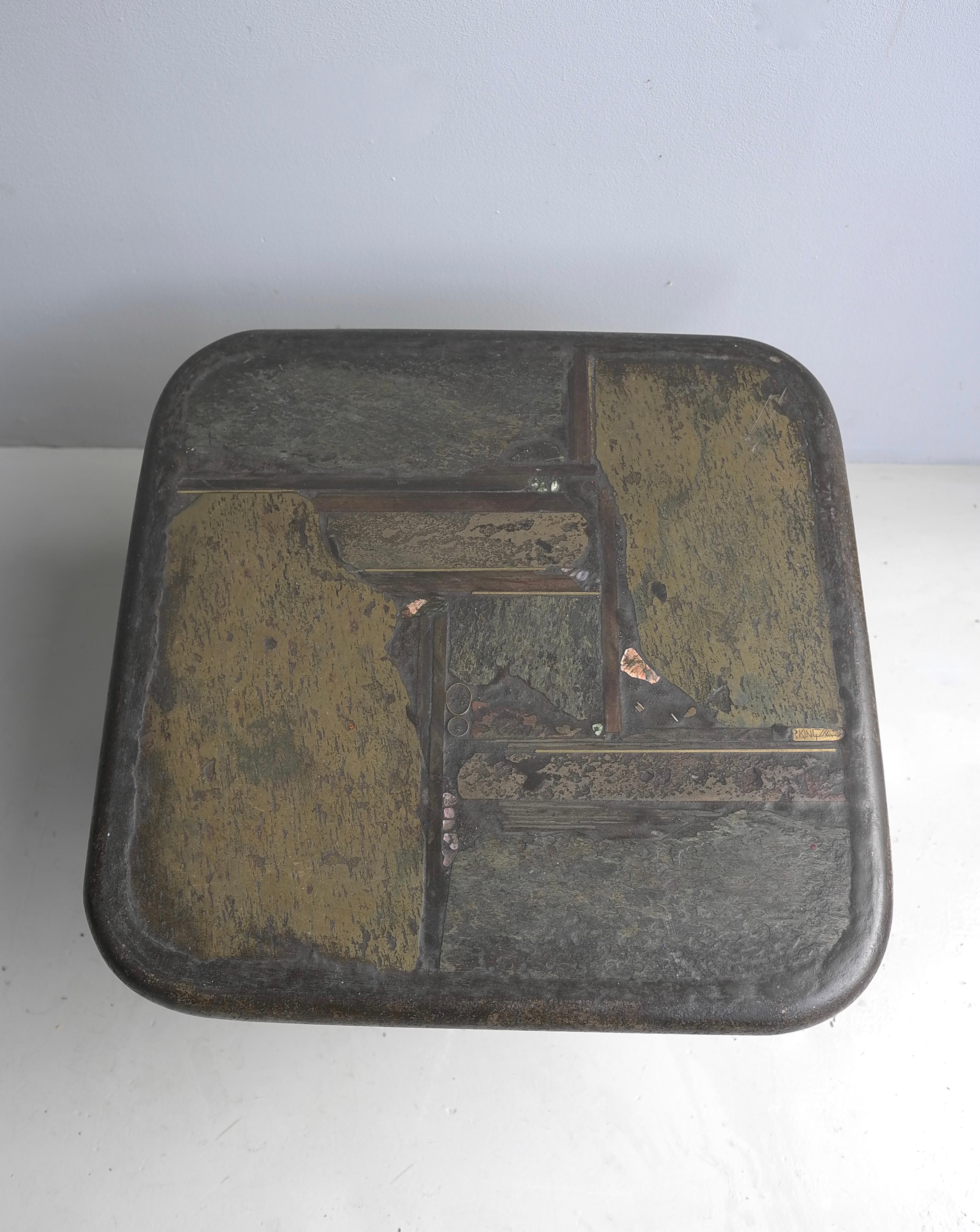 Table d'appoint Slate Stone Art. Il s'agit d'une pièce unique réalisée par le célèbre designer et sculpteur néerlandais Paul Kingma. Cette table est fabriquée en pierre dans les tons ardoise, vert et marron, et finie avec des détails en laiton.