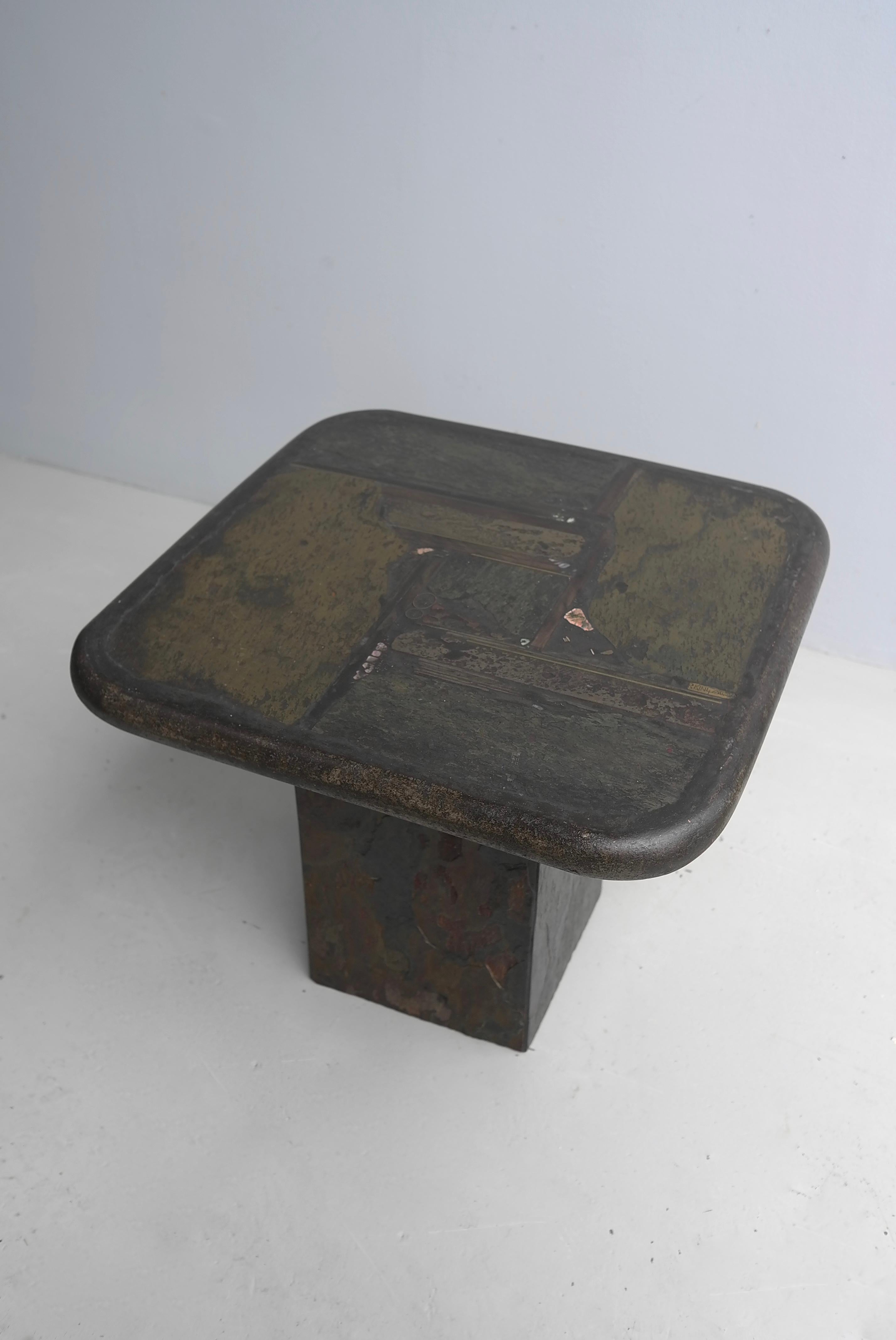Mid-Century Modern Table d'appoint originale de Paul Kingma Art en A Stone Stone, Mixed Color Green Stone and Brass en vente
