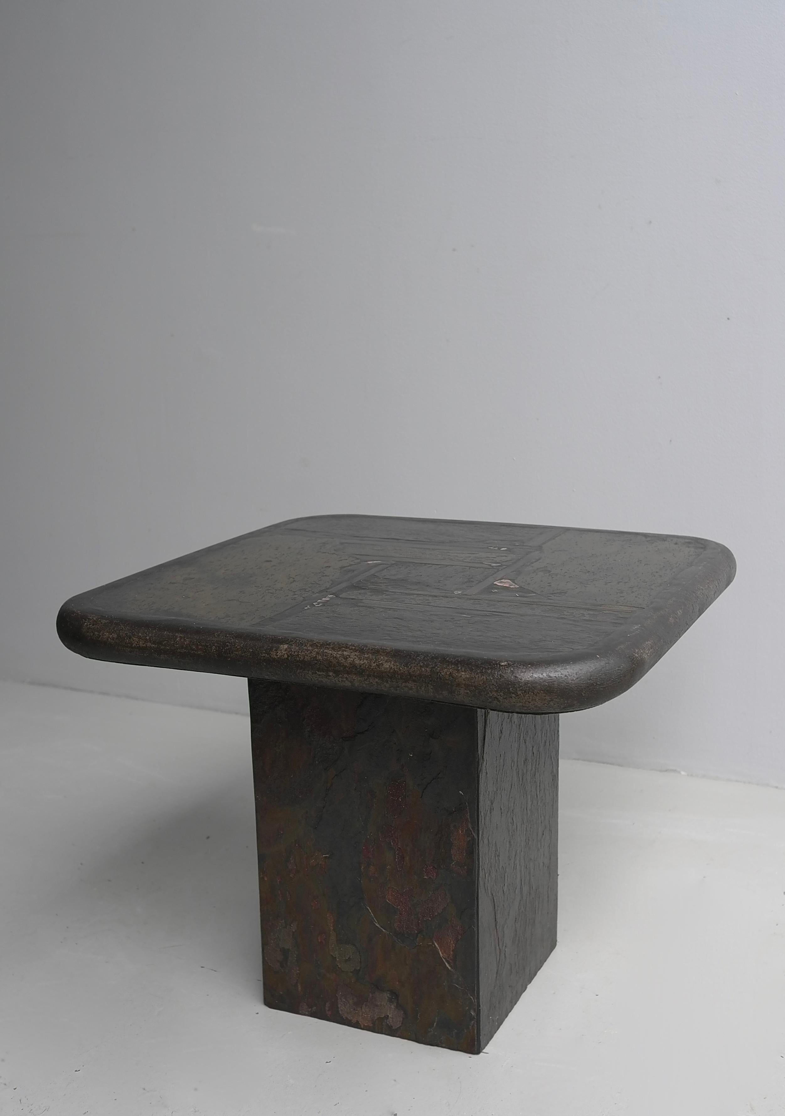Néerlandais Table d'appoint originale de Paul Kingma Art en A Stone Stone, Mixed Color Green Stone and Brass en vente