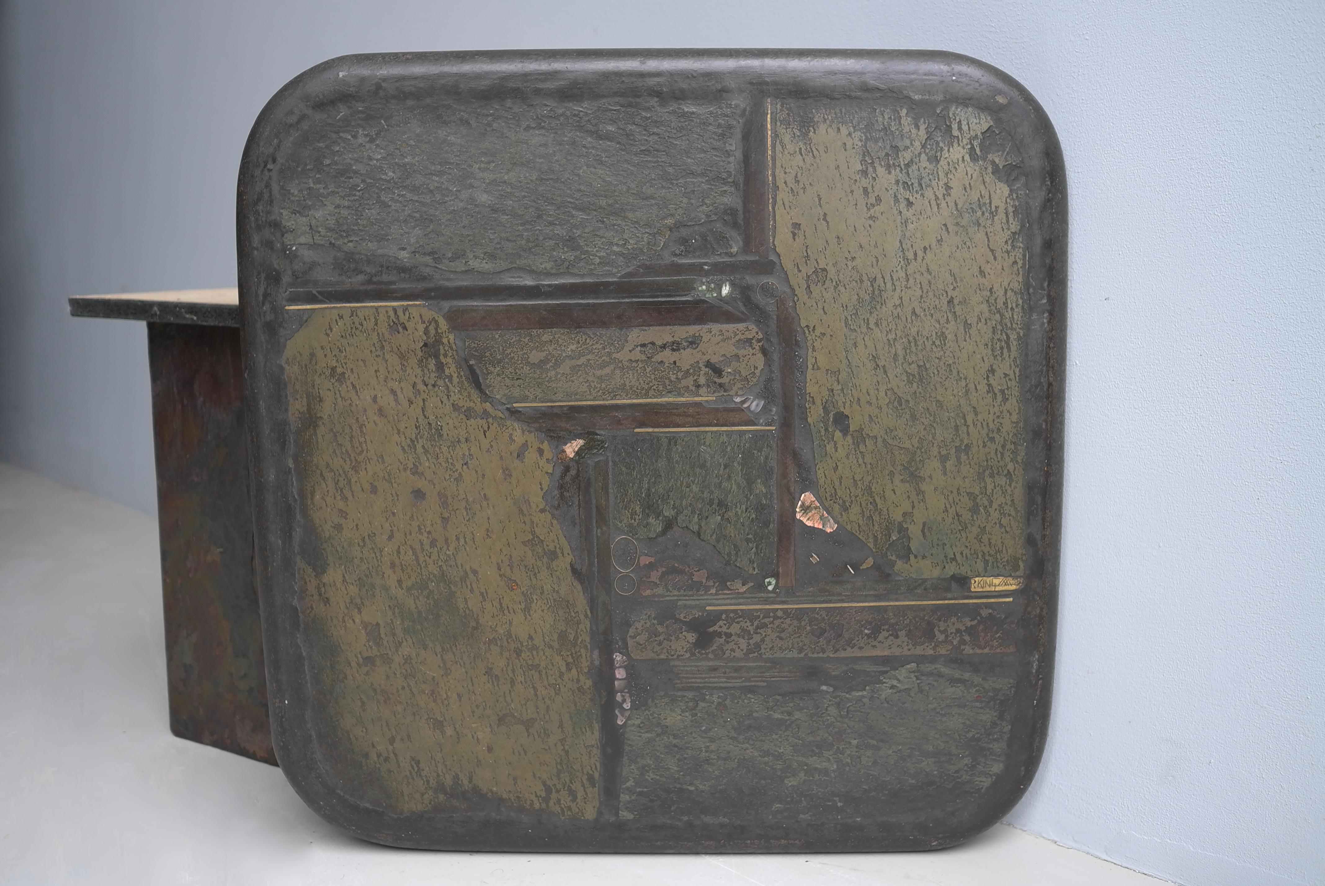 Fin du 20e siècle Table d'appoint originale de Paul Kingma Art en A Stone Stone, Mixed Color Green Stone and Brass en vente