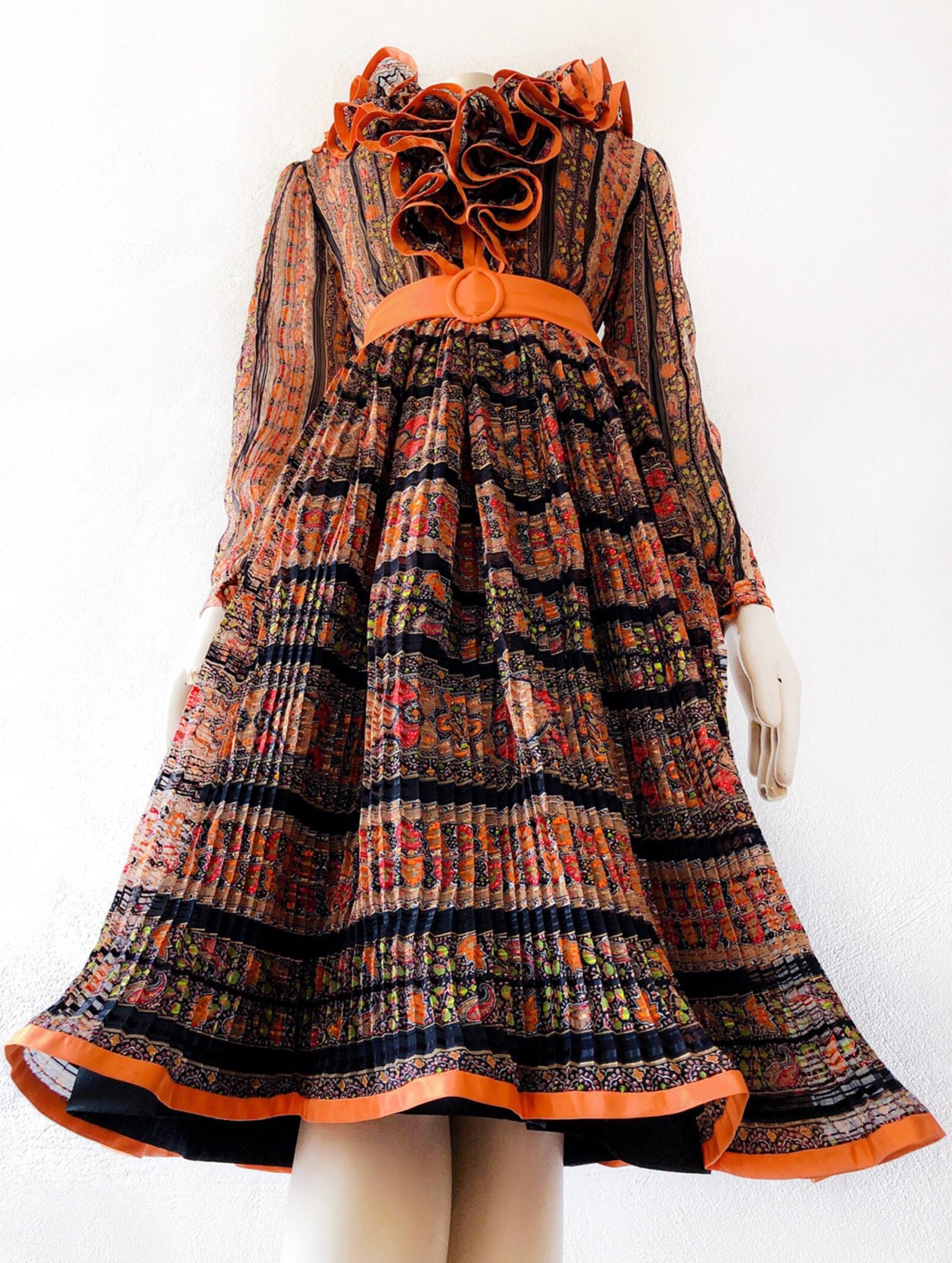 C'est la plus belle des robes !
Il est fait d'un très beau tissu de soie délicat et de couleurs saturées très fortes, la forme est typique des années 1970.  La construction est si bien faite et il y a tant de détails magnifiques faits à la main. La