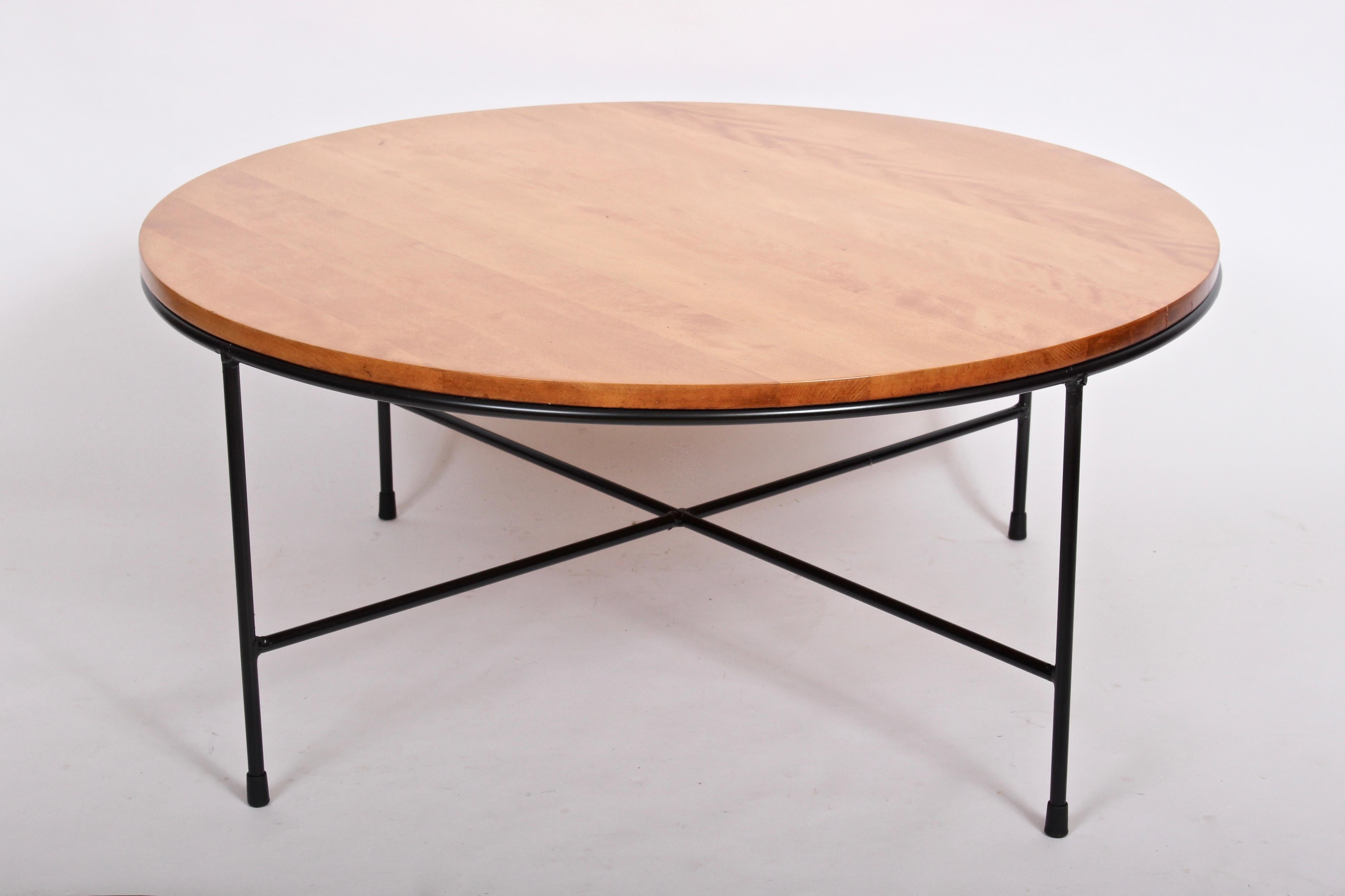 Vintage Paul McCobb Planner Group for Winchendon Model 1580 Maple & Iron Coffee Table. Elle est composée d'un cadre en fer forgé robuste, équilibré et émaillé noir, inséré dans une surface circulaire en bois massif d'érable flammé au fini naturel,