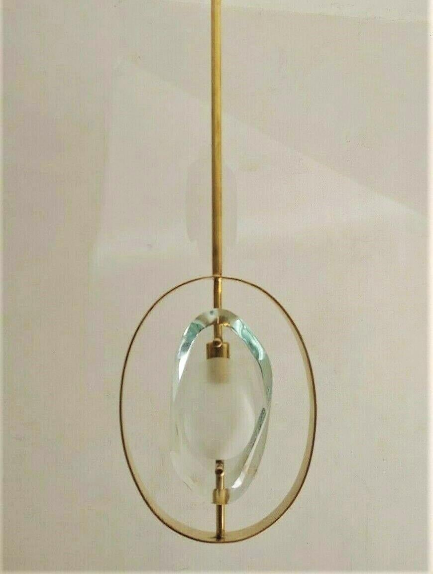 Very elegant pendant by Max Ingrand for Fontana Arte, Model 1933, Italy, 1961. Organically shaped double lens cut panels of thick Murano polished glass with etched glass centers fitted within a polished brass ring suspended from brass structure with