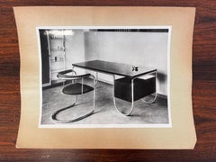 Originalfoto eines Schreibtischs im Bauhaus-Stil aus den 1930er Jahren mit verchromtem Stahlrohrgestell und Stuhl – 1950er Jahre