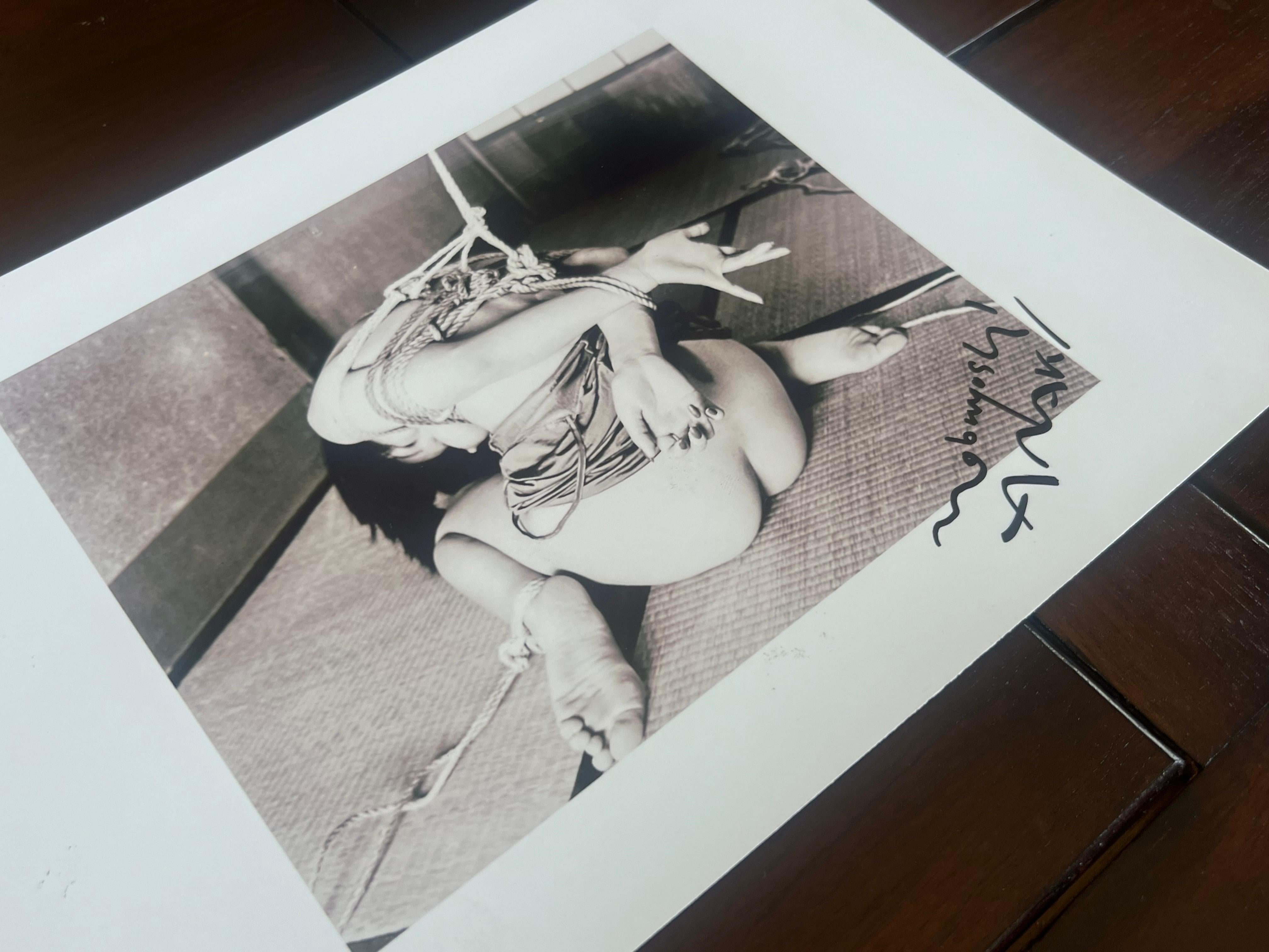 Tirage original noir et blanc à la gélatine argentique signé par le photographe japonais Nobuyoshi Araki, principalement connu pour ses images provocantes qui combinent les beaux-arts et la photographie.
Excellent état.
