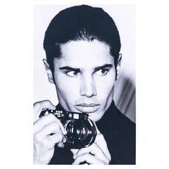 Fotografía original de Cameron Alborzian por Karl Lagerfeld