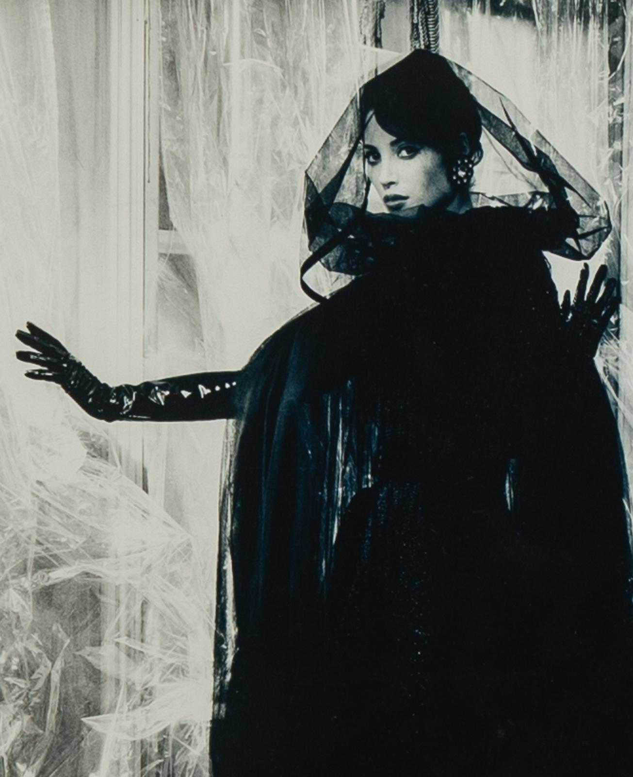 Original-Silbergelatineabzug des Models Christy Turlington aus Lagerfelds Studio, Blindstempel KL
Rückseitig mit Bleistift bezeichnet: