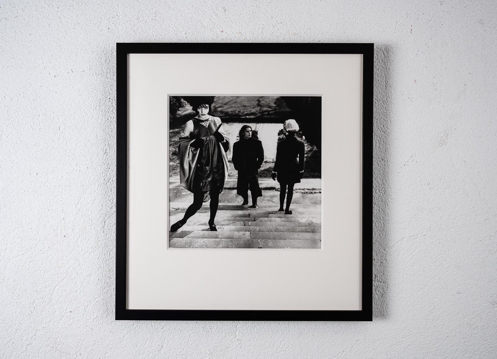 Photographie originale d'Helena Christensen sur les marches de Karl Lagerfeld Bon état - En vente à Henley-on Thames, Oxfordshire