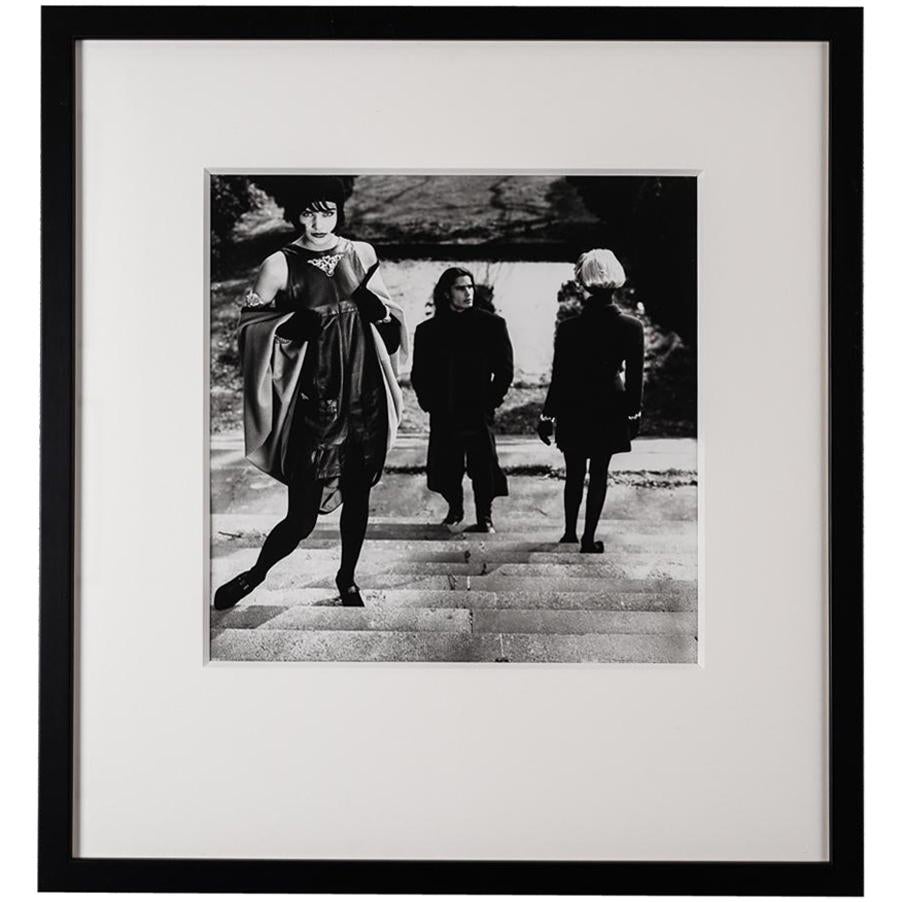 Photographie originale d'Helena Christensen sur les marches de Karl Lagerfeld