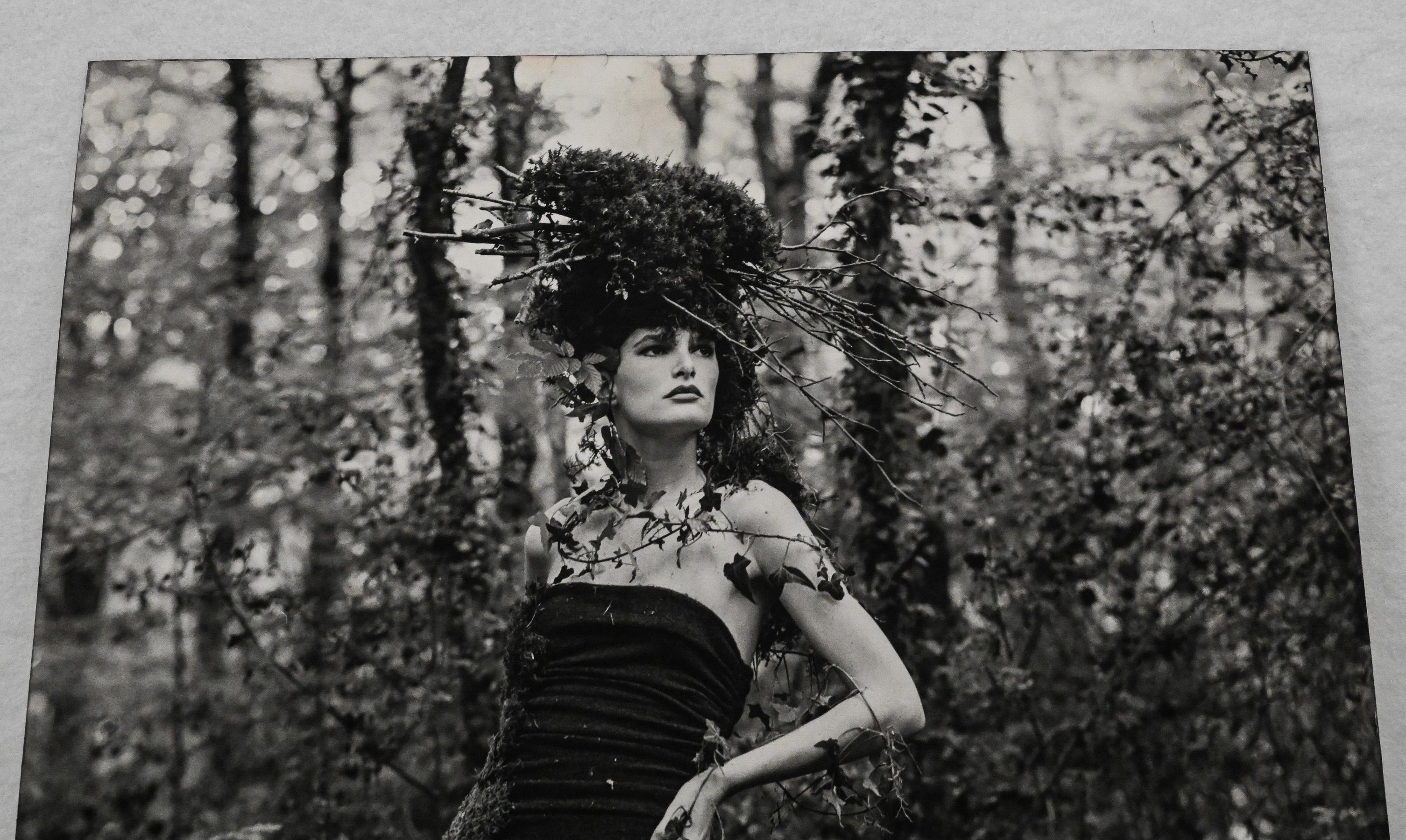 Papier Photographie originale du modèle dans les bois de Bruce Weber pour Karl Lagerfeld 2 en vente